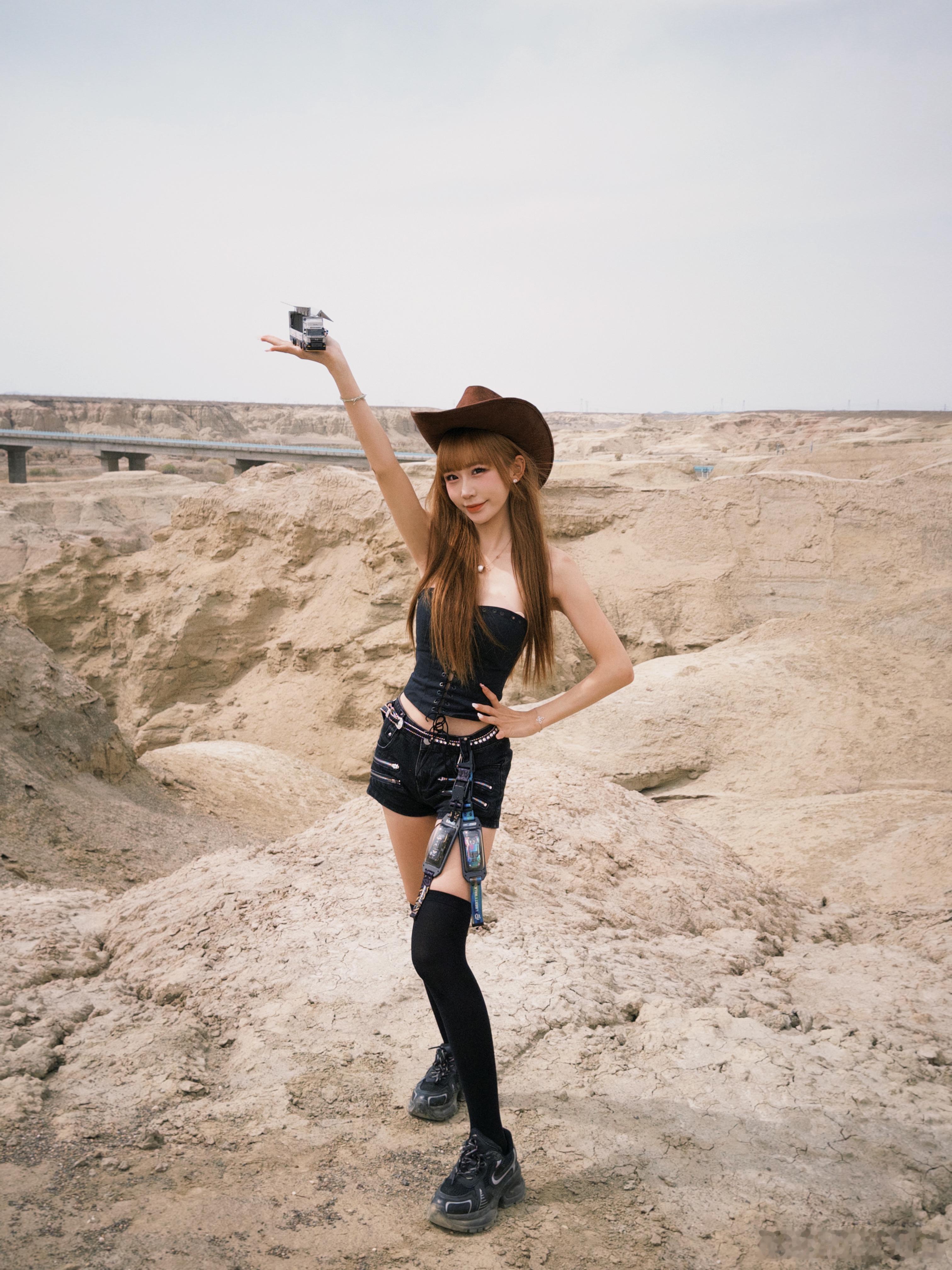 带着模型去旅游！新疆我来啦汽车模型我与汽车的日常大v聊车汽车模型 克拉玛依·白杨