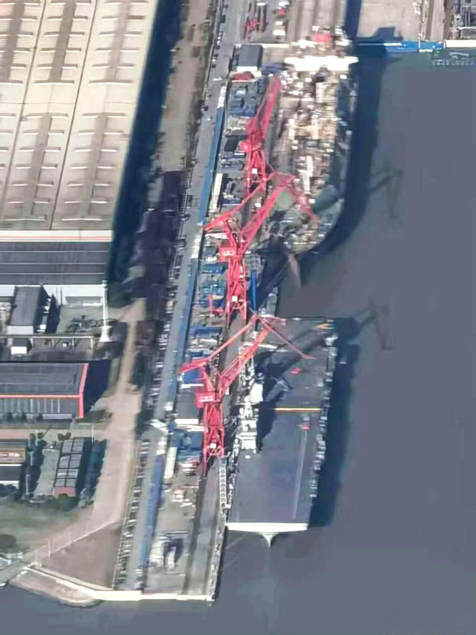 四川舰上的红色物体，据说就是前一阵传得沸沸扬扬的小跑车：076 ​​​