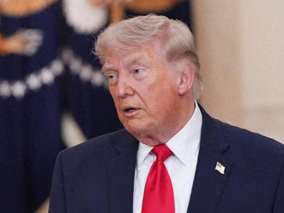 美媒都炸翻了，白宫急着找美国国会批钱，要给2027年的军费批1.5万亿美元，这可