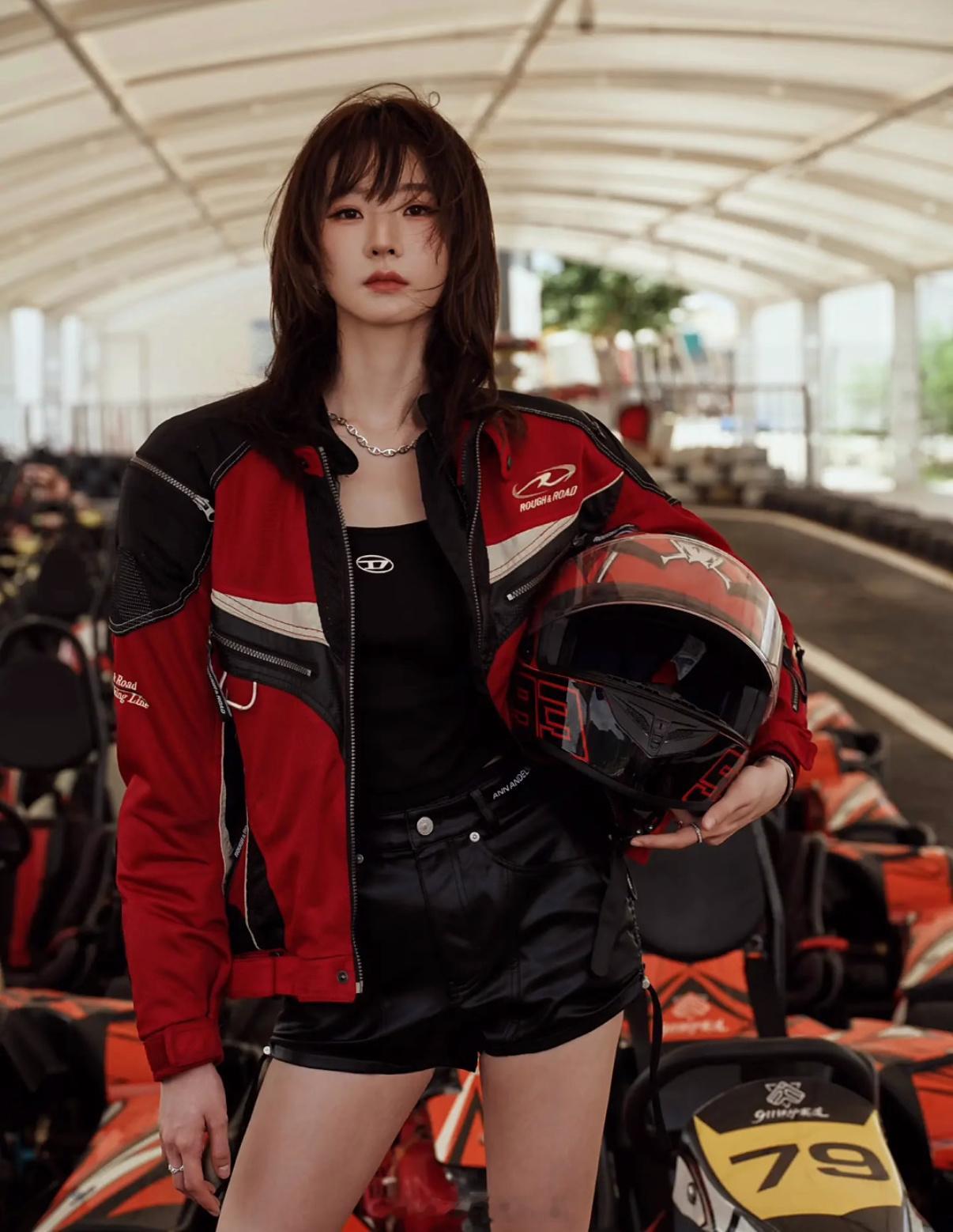 褪去软糯少女感解锁全新风格，红黑赛车穿搭衬出优越身形，甜与飒自由切换，多元造型越