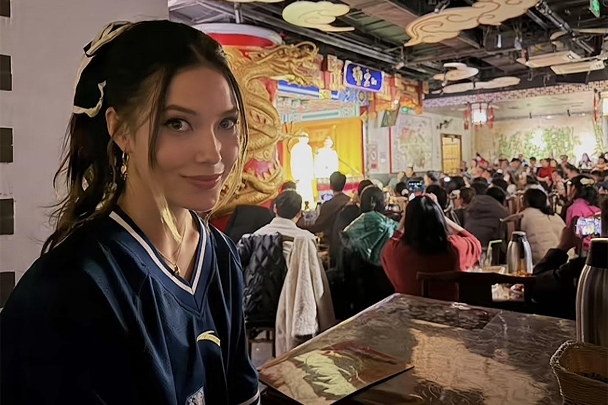 冬奥会冠军谷爱凌现身德云社，在三里屯小剧场听相声！明星出现在德云社小剧场，也是挺