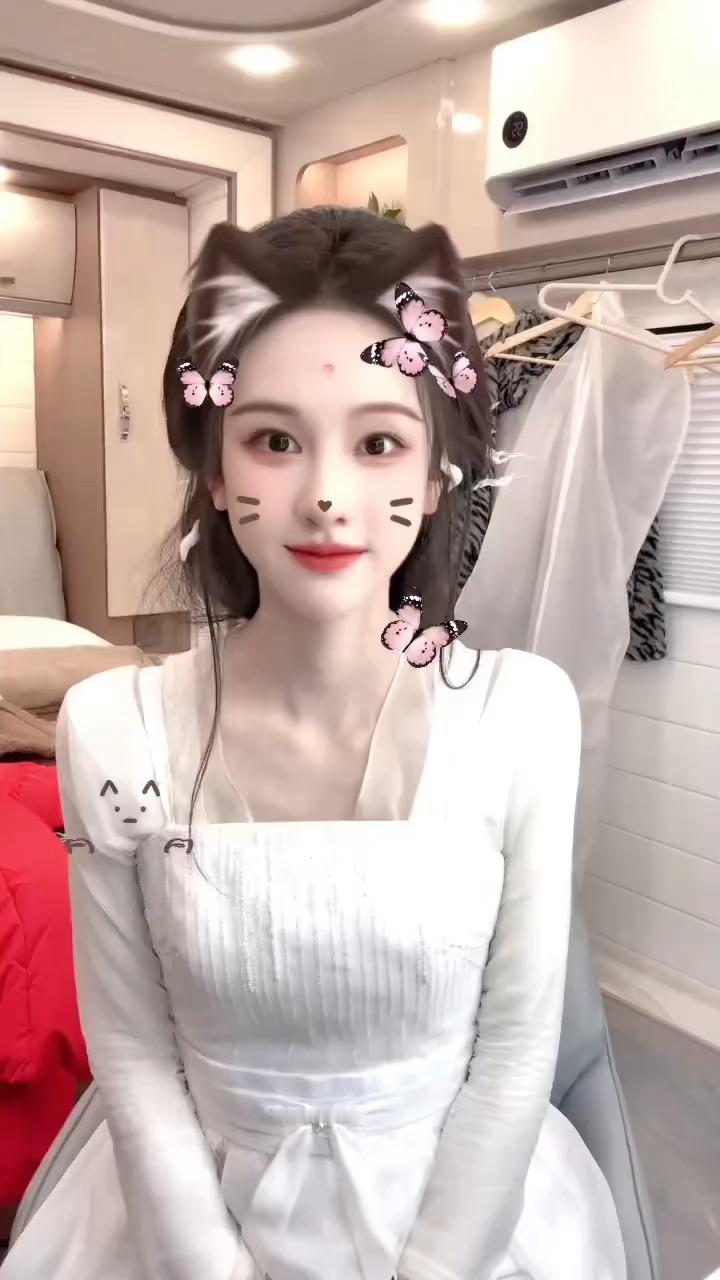 手势舞搭配萌萌表情滤镜，完全成陈都灵统治区了