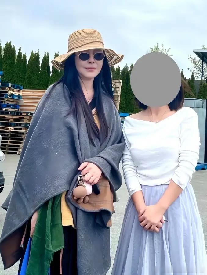 有网友偶遇王祖贤，并且晒出了他们与王祖贤的合影照片，王祖贤优哉游哉的田园风样子，