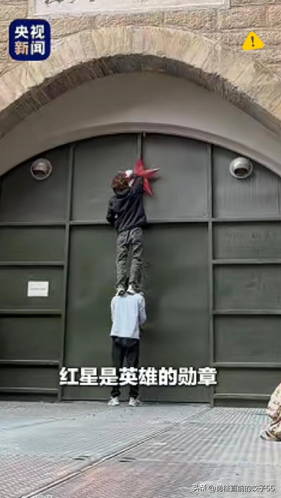 在西藏昌都，怒江大桥遗址纪念馆前，两名年轻骑行者停下脚步。他们一手扶着大门，一手