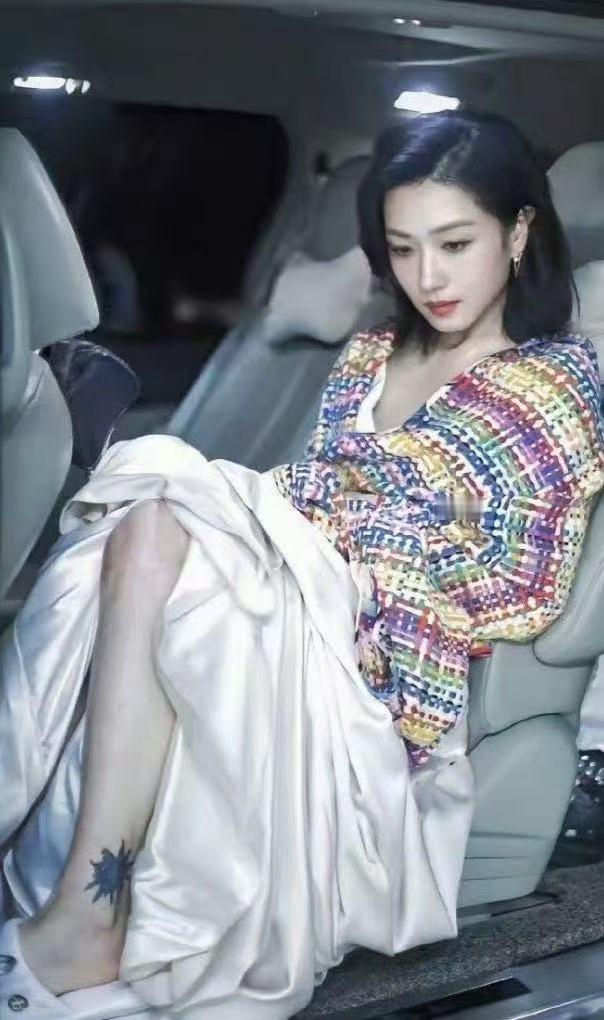 万茜脚上原来也有纹身啊，女星为啥总是喜欢纹身？ 
