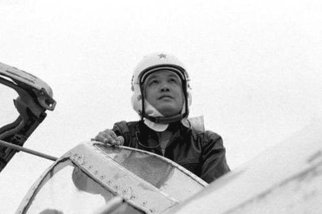 1949年一架国民党飞机坠毁唐山，飞行员陷入昏迷，附近村民好奇打开飞机舱门，看到