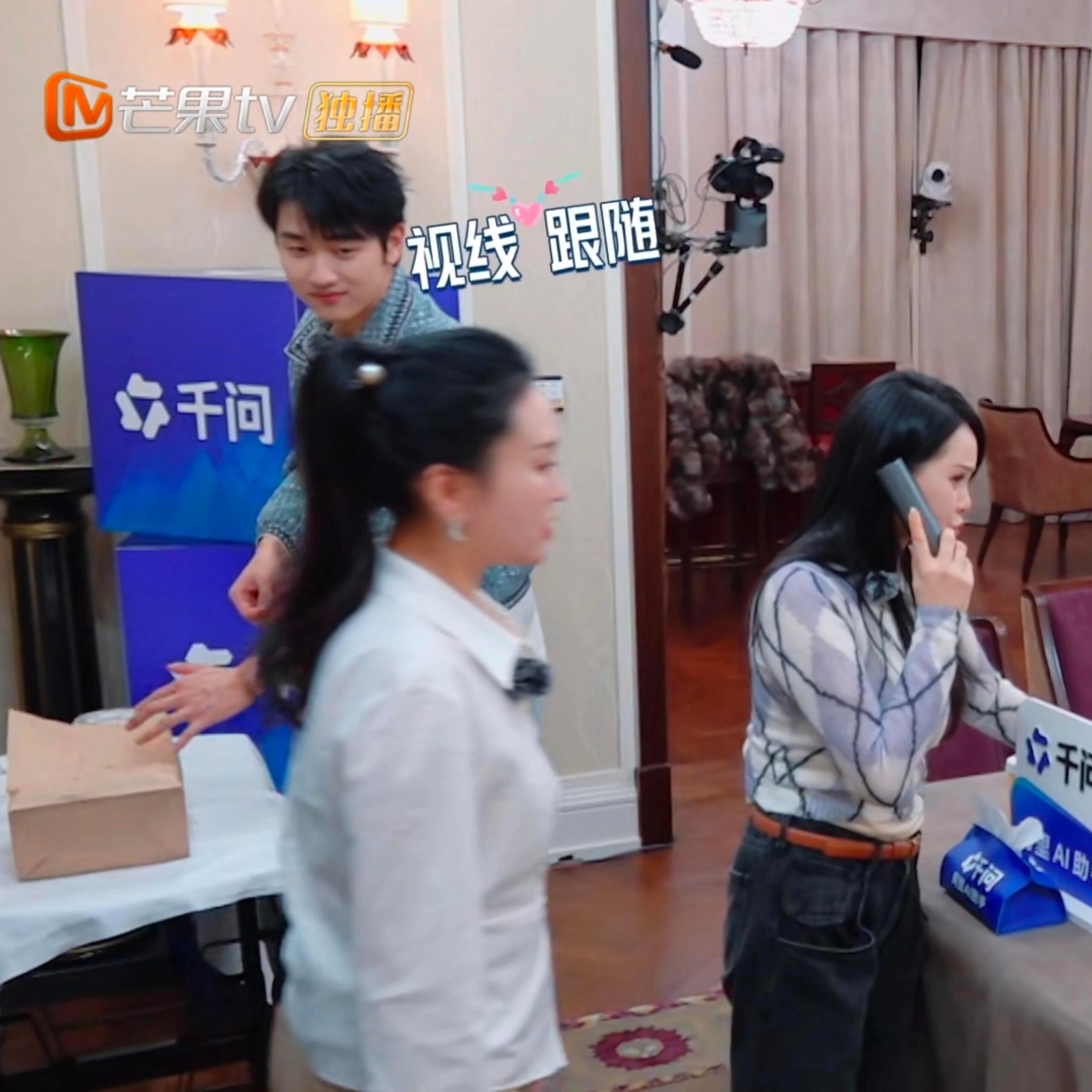 金莎喊话孙丞潇我爱你 有些人秀恩爱是发糖，金莎秀恩爱是发直球。雪地里当众告白，大