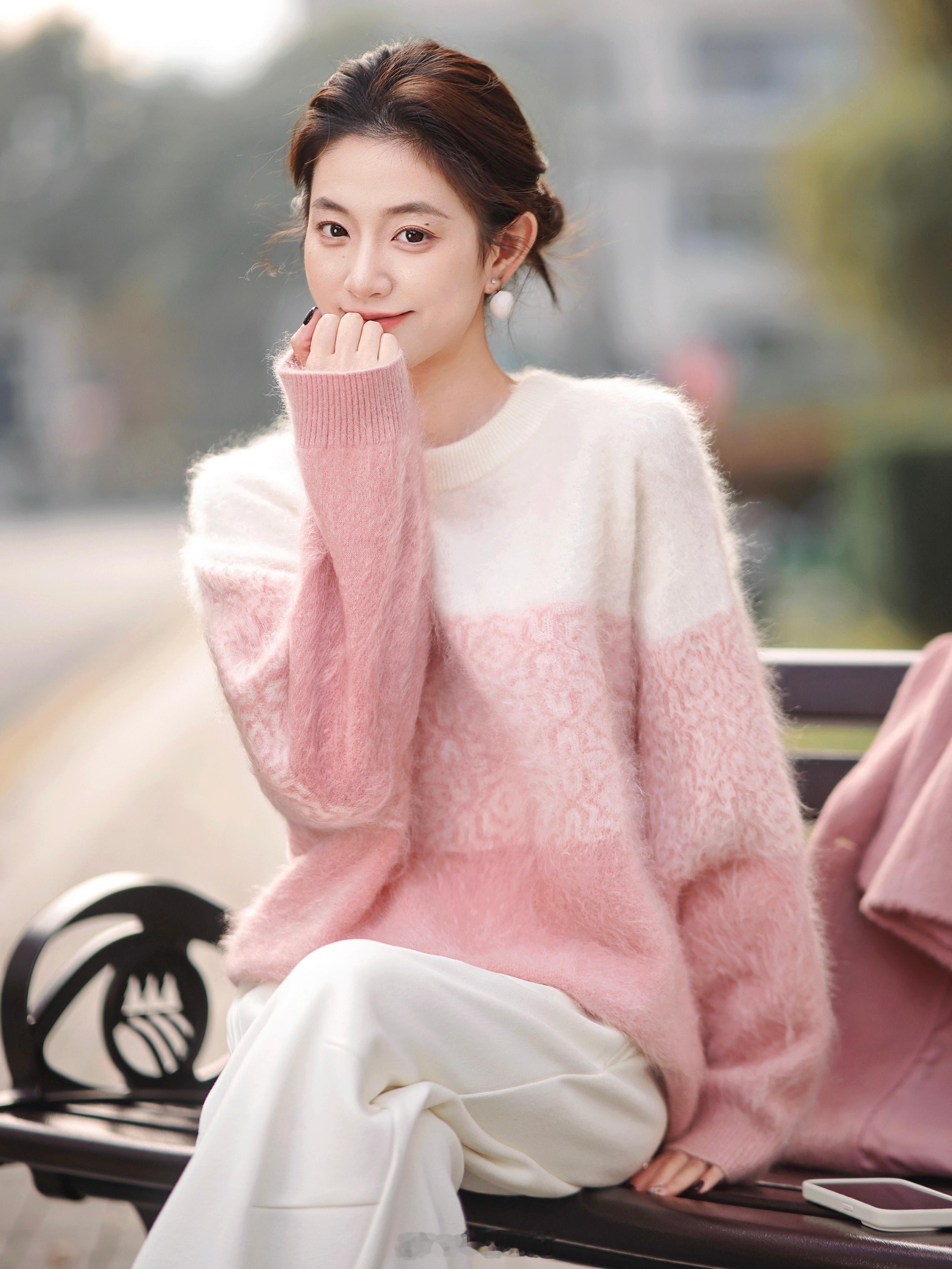 穿上这件拉绒毛衣的粒就是如此幸福的表情～好美好软好暖！姐妹们 请大胆的爱上它吧！