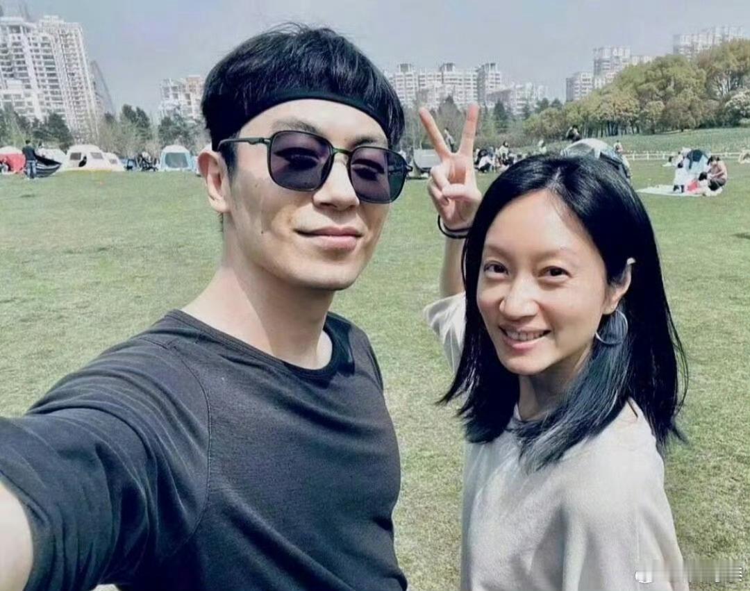 朱亚文晒婚戒朱亚文的这一举动得到了广大网友的支持和点赞，许多人称赞他用实际行动回