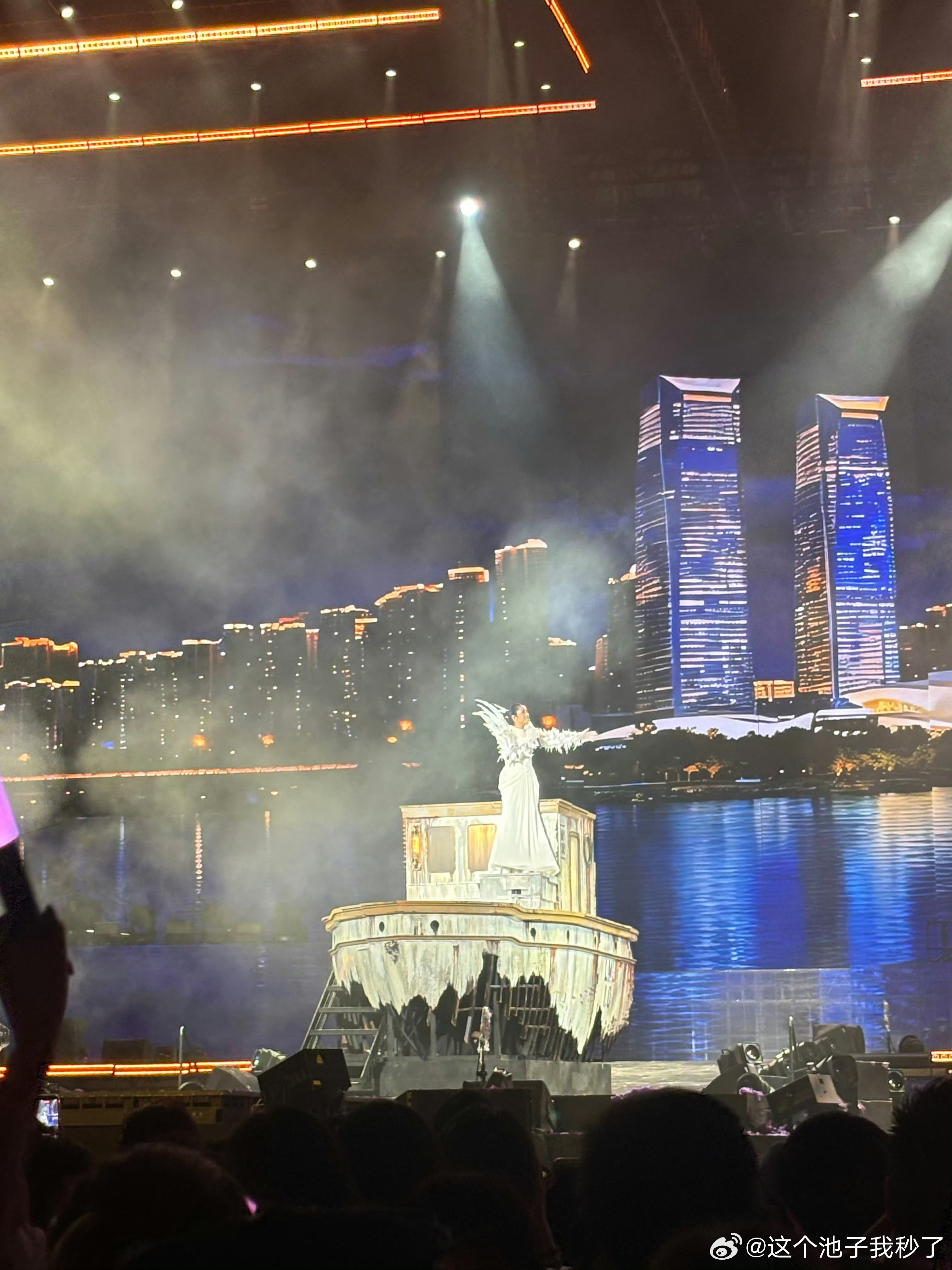 杨千嬅解锁万人现场人浪杨千嬅演唱会万人人浪雨落长沙，浪起星城。当《Wonder 
