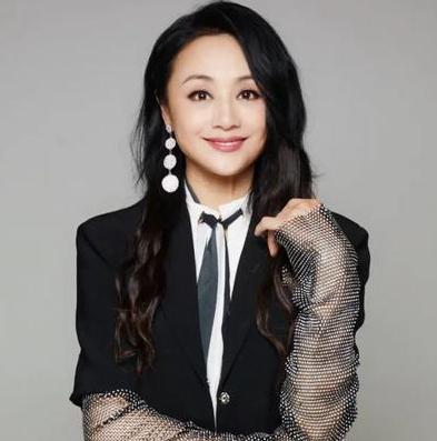 2009年，曹颖嫁给了没有名气的王斑，婚后不久就生下一个儿子，可儿子才刚满月，曹