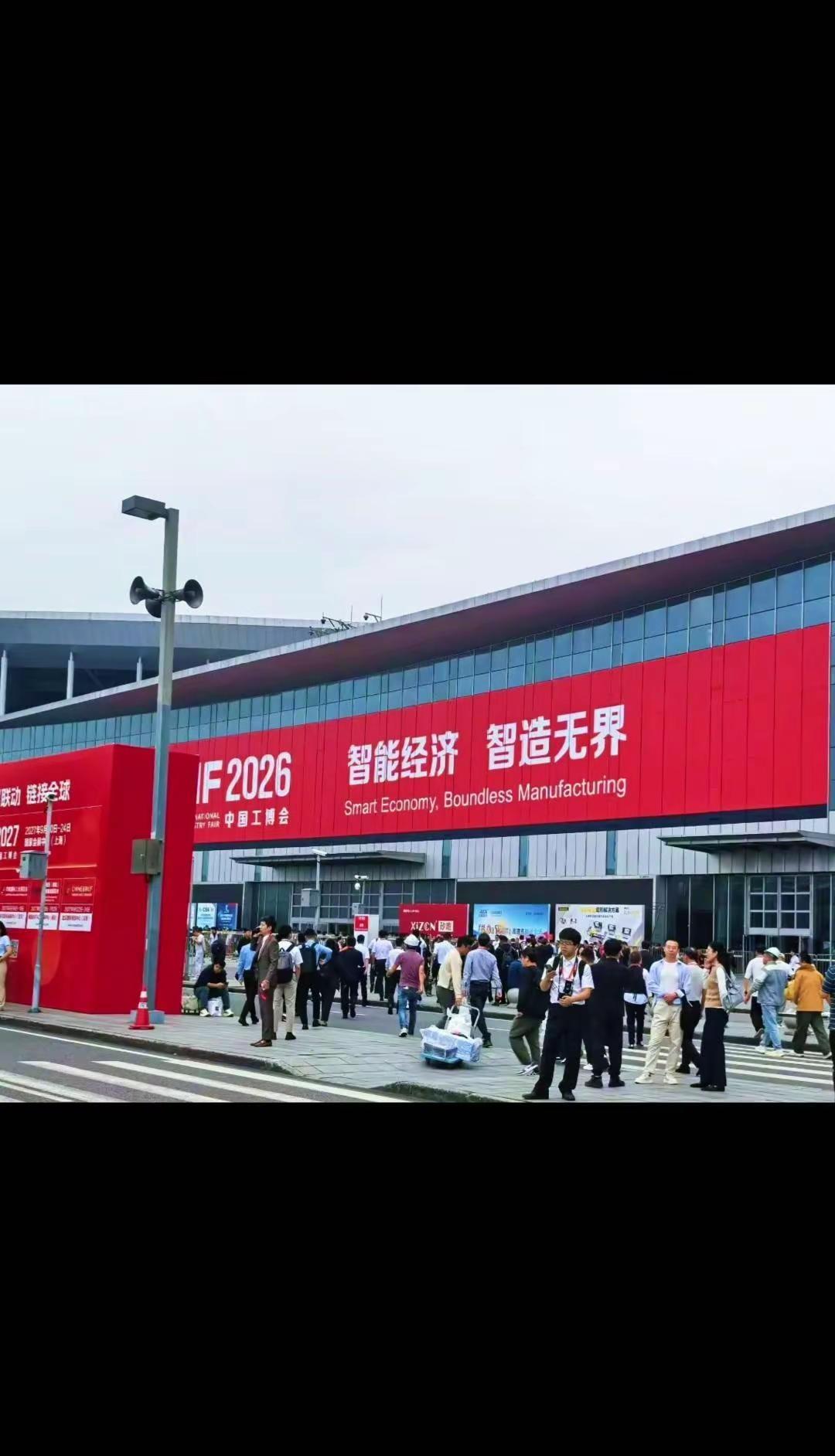 参观工博会被前沿科技狠狠震撼。踏进工博会现场直接被满场的科技感裹住，所有展品都带