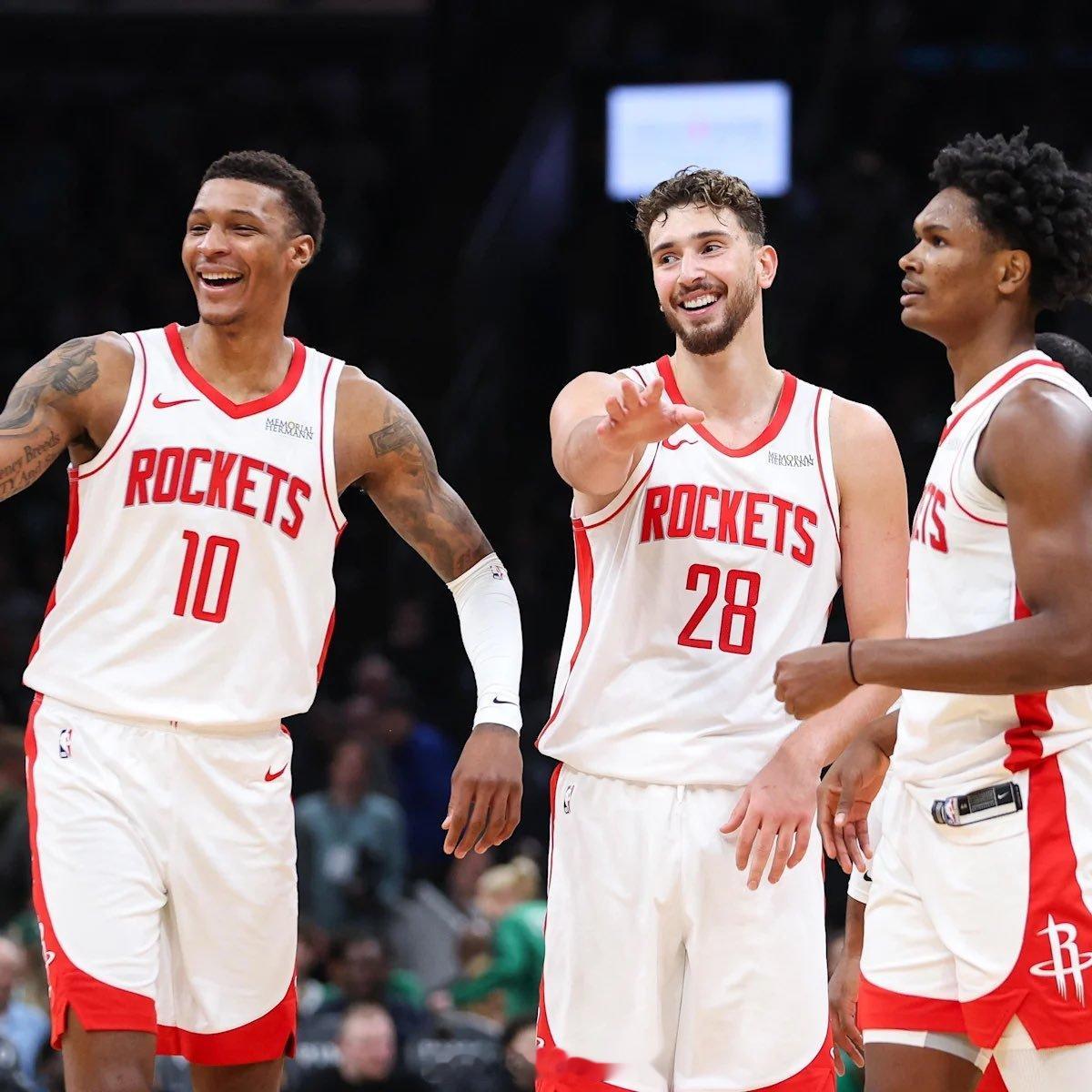 自2001年后，火箭首次有4个人篮板上双，并拿下比赛！亚当斯：13篮板申京：12