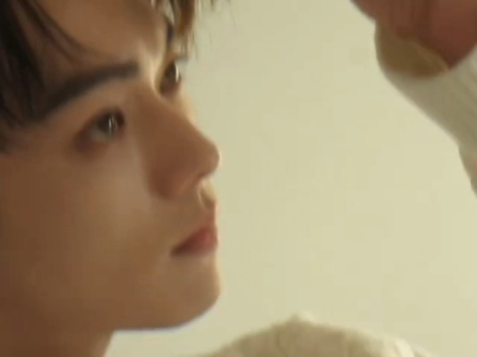 许凯怼脸，脸蛋好小好精致漂亮 