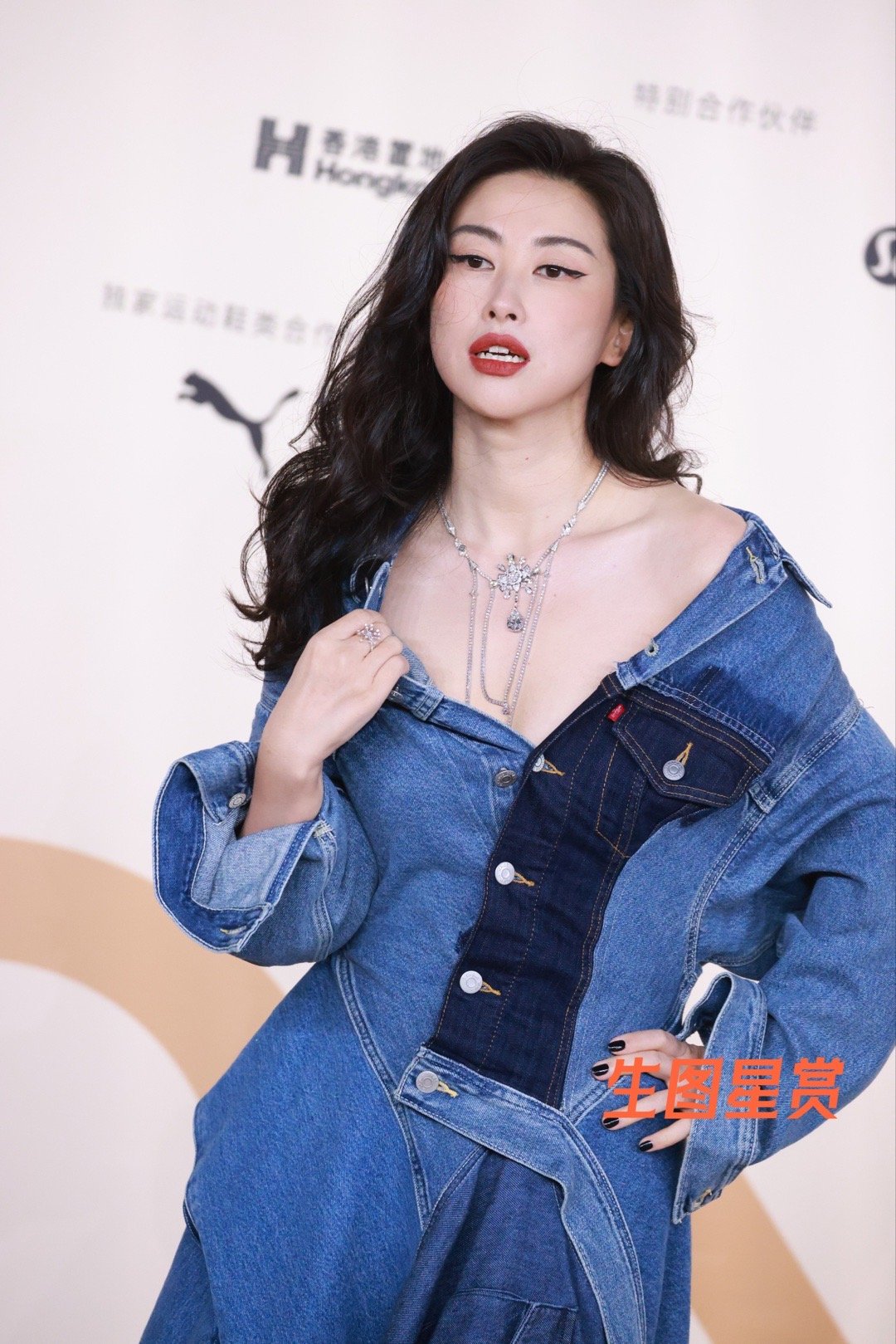 朱珠牛仔风造型，款款而来，步步生花，风情万种释放无限魅力💙 | 2614独家 