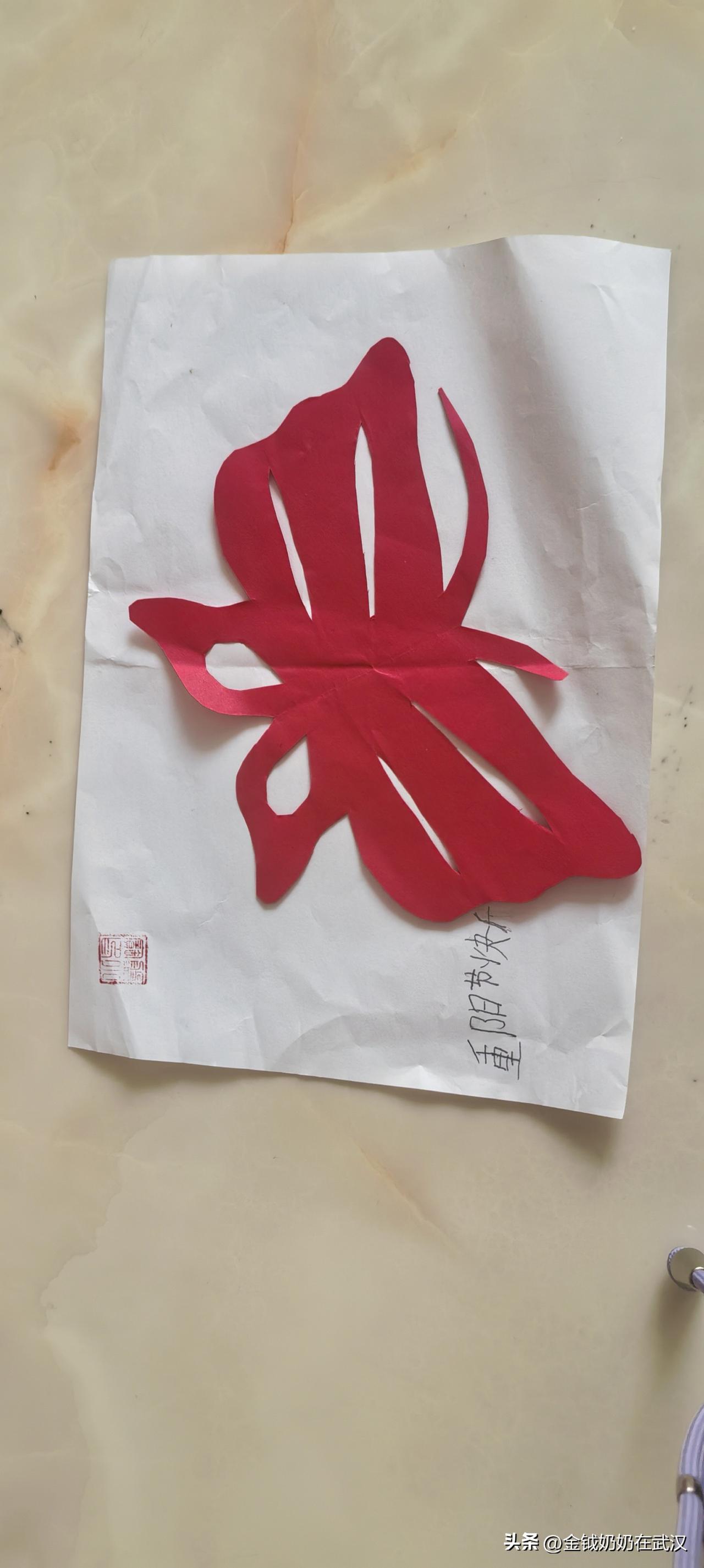 昨天下午，我在卧室躺着看手机，两个孙子跟着他妈妈在外面玩了回来，刚刚进门就听见大