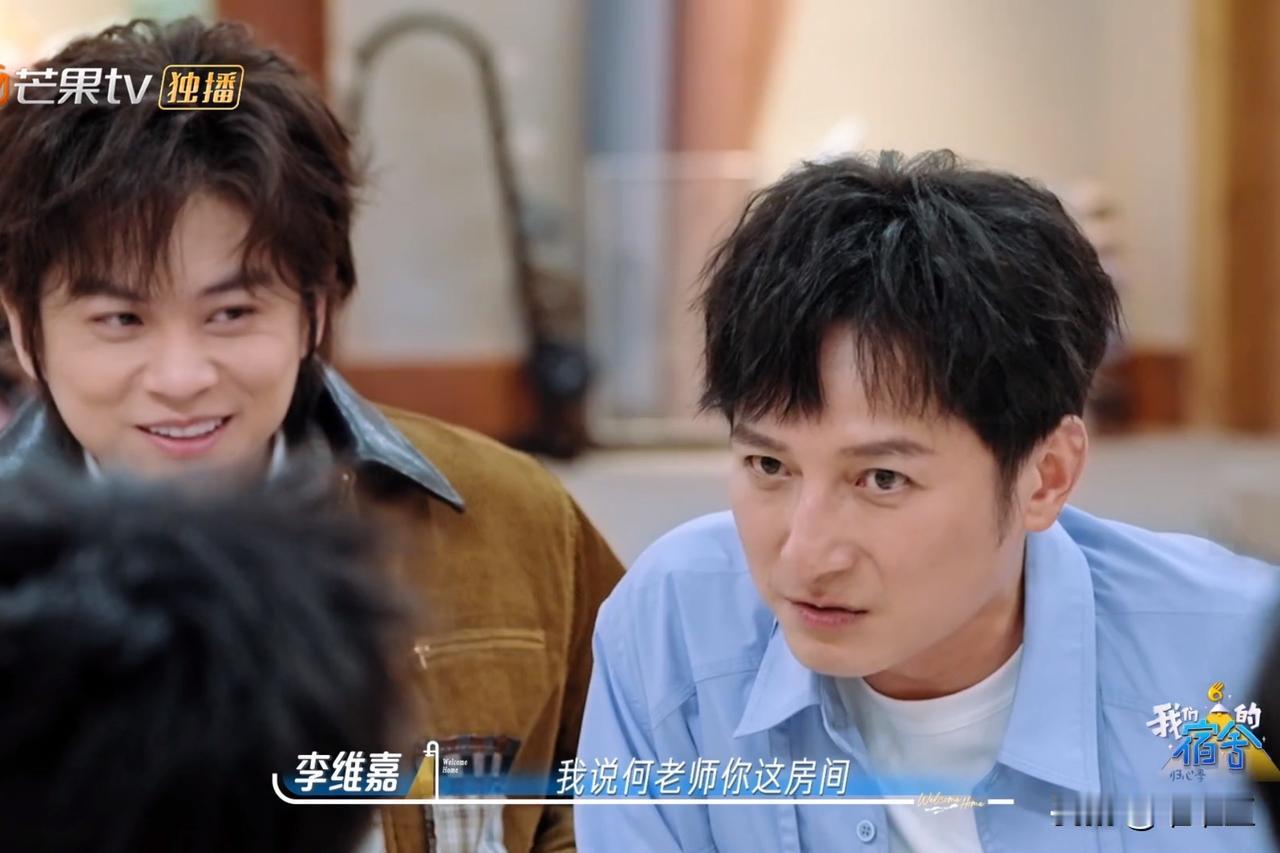 维嘉说：“有一次在国外，我们去何老师酒店房聚餐，可是一进去，一大股臭脚丫味道涌了