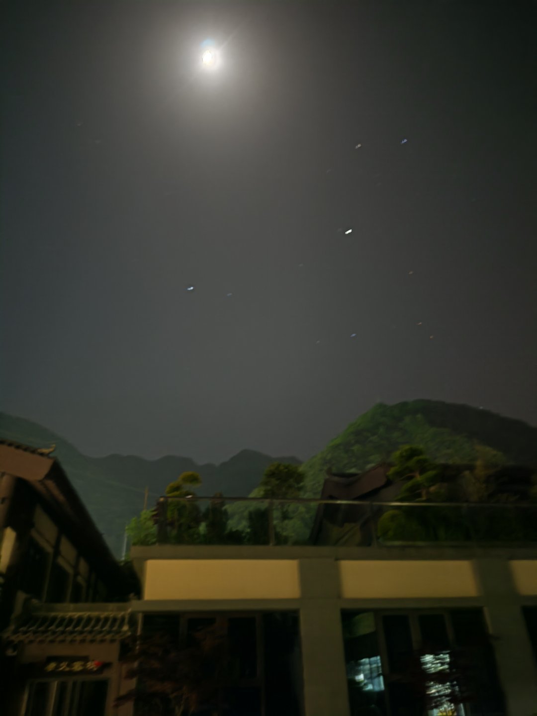 疏星朗月挂苍穹，叠翠层峦藏秀容。 