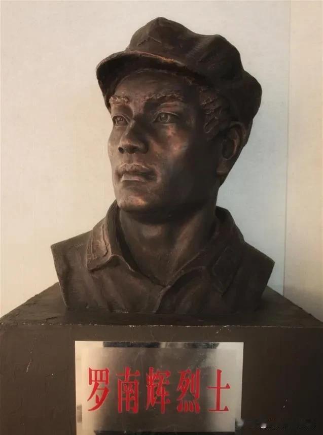 1930年，红军军委书记罗南辉被捕。不等敌人用刑，他直接哭跪求饶，说啥都愿招；敌