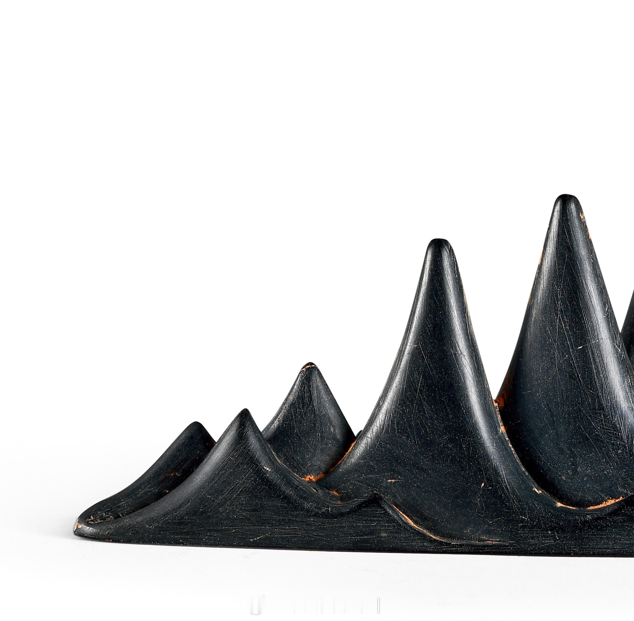 明 楚石山子明代文房清供之佳器，取楚地墨晶石整料雕琢而成。楚石质腻如脂，色沉黝润