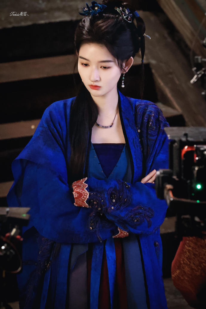 王玉雯白衣公卿云燕娇蓝衣路透 王玉雯白衣公卿蓝衣王玉雯白衣公卿云燕娇蓝衣路透，王