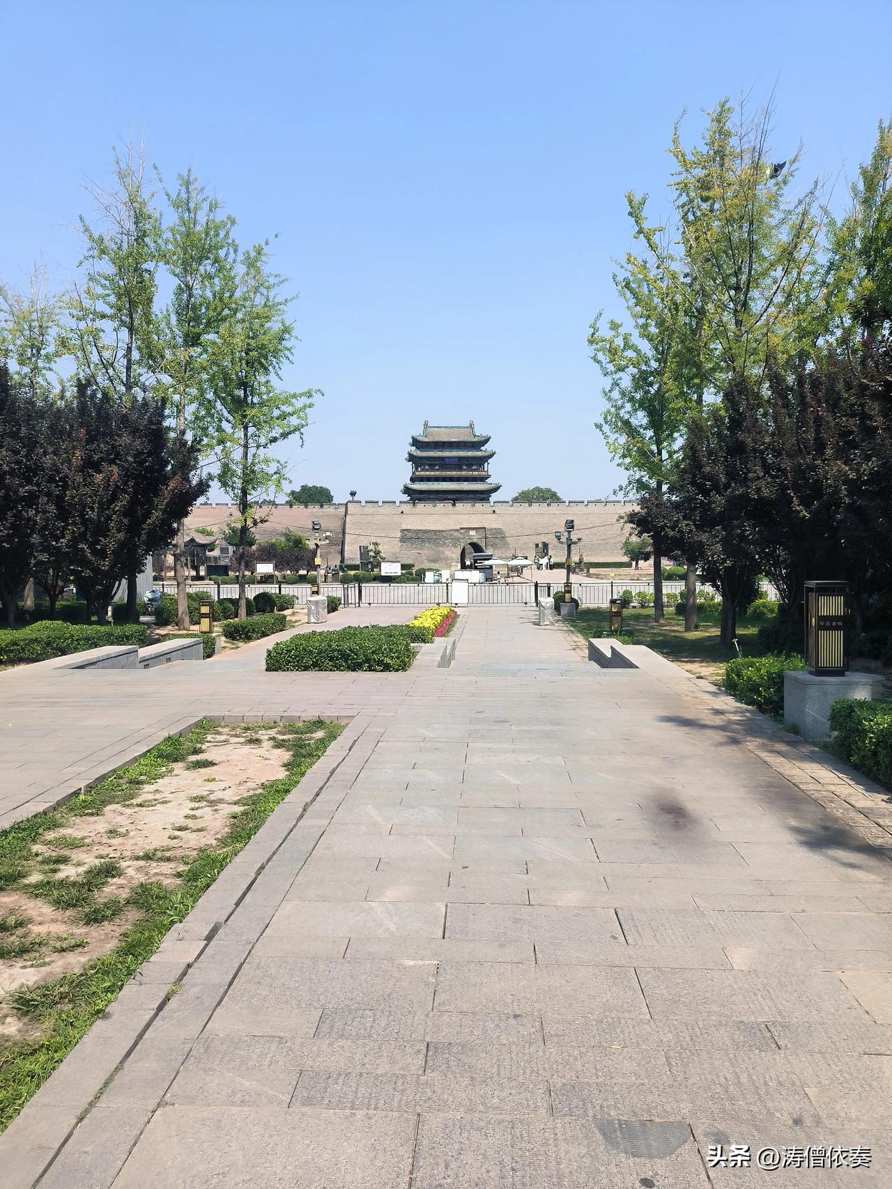走进平遥，经迎薰门登上城墙，一睹古城雄姿

从平遥迎薰门入城，穿过刻有“接端”的