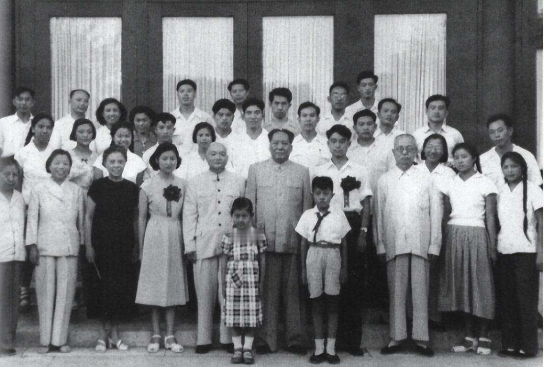 1951年毛主席为炮兵学校亲自题词，却疑惑炮字究竟用火字旁还是石字旁呢？
195