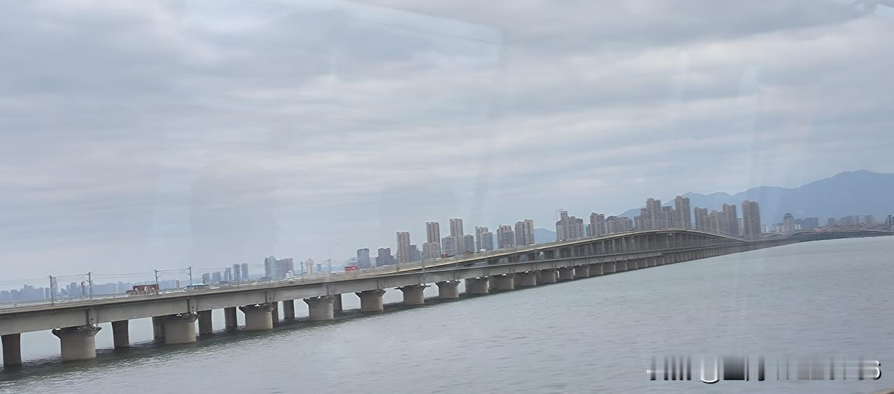 下面一张照片，在2025年10月25日下午，本人在厦门地铁嘉庚一号线，车厢内拍于