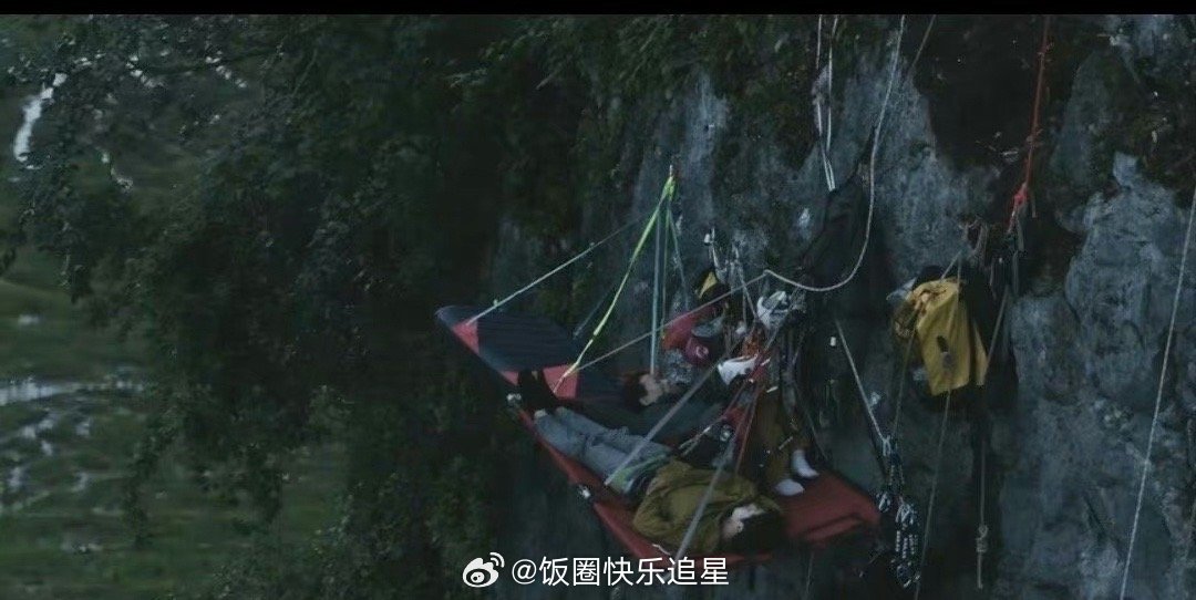 王一博纪录片在岩壁外侧上挂帐篷睡觉，换成我肯定不敢[笑cry] ​​​