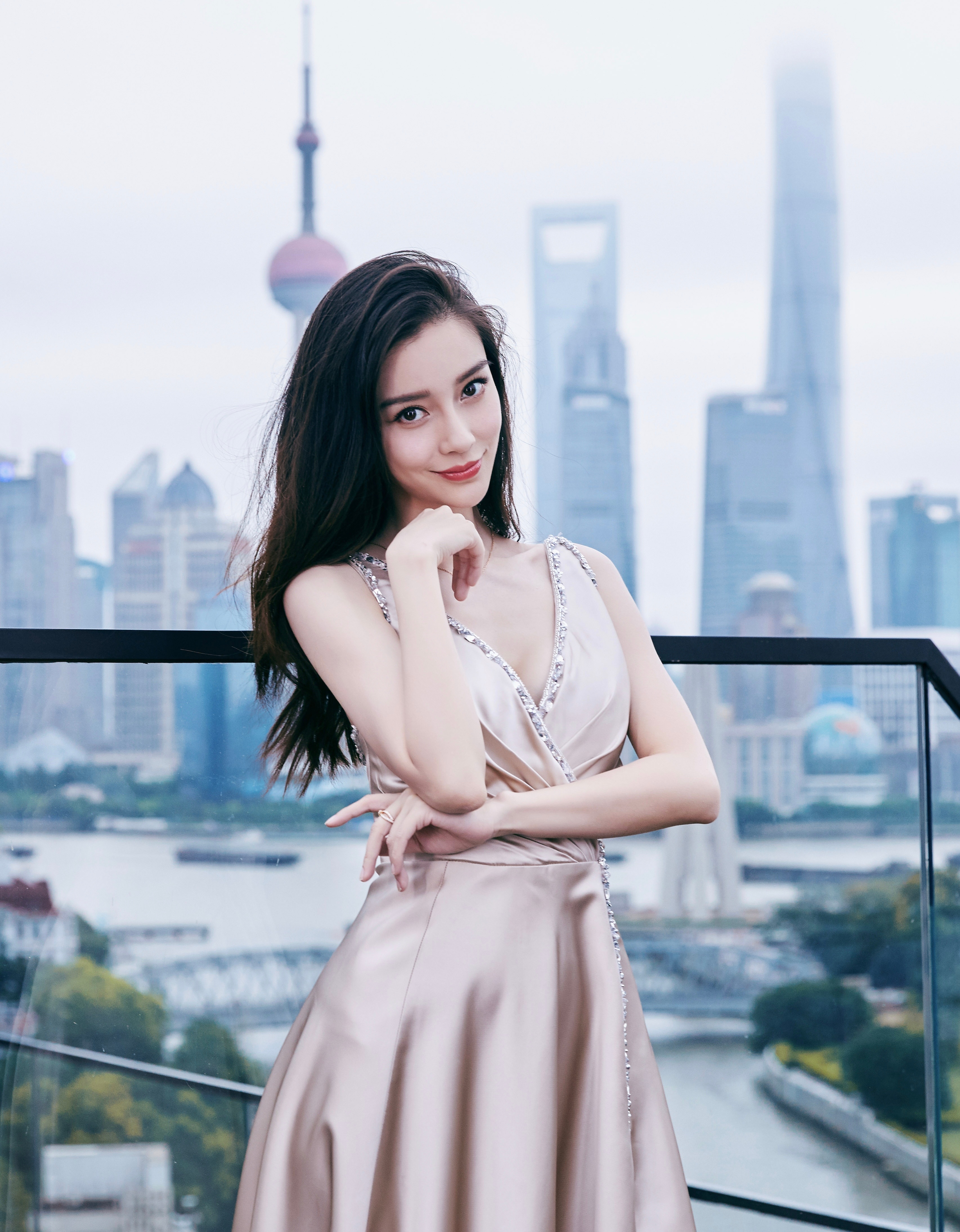 Angelababy  深V吊带+收腰大摆，既勾勒出纤细肩颈线条，又用高腰线+拖