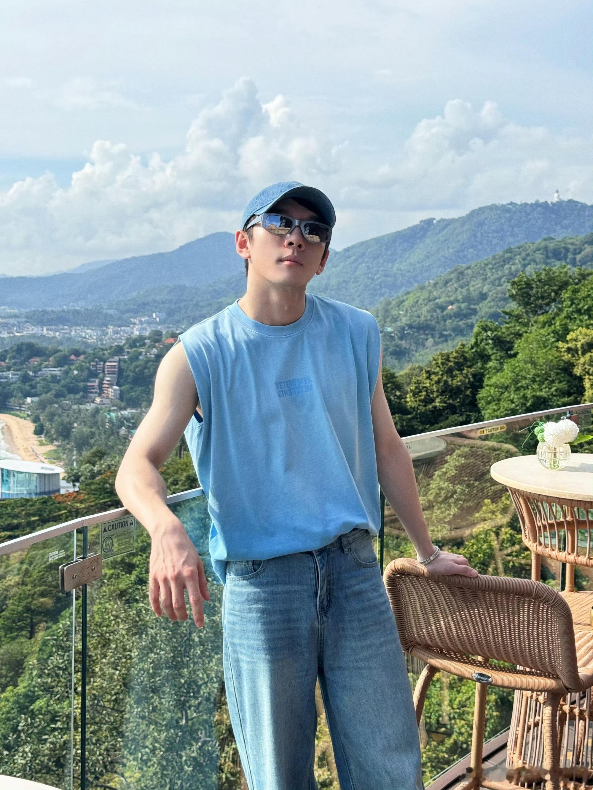 #李佳琦披荆斩棘一公#李佳琦披荆斩棘一公舞台释出了，记得去看。 ​​​