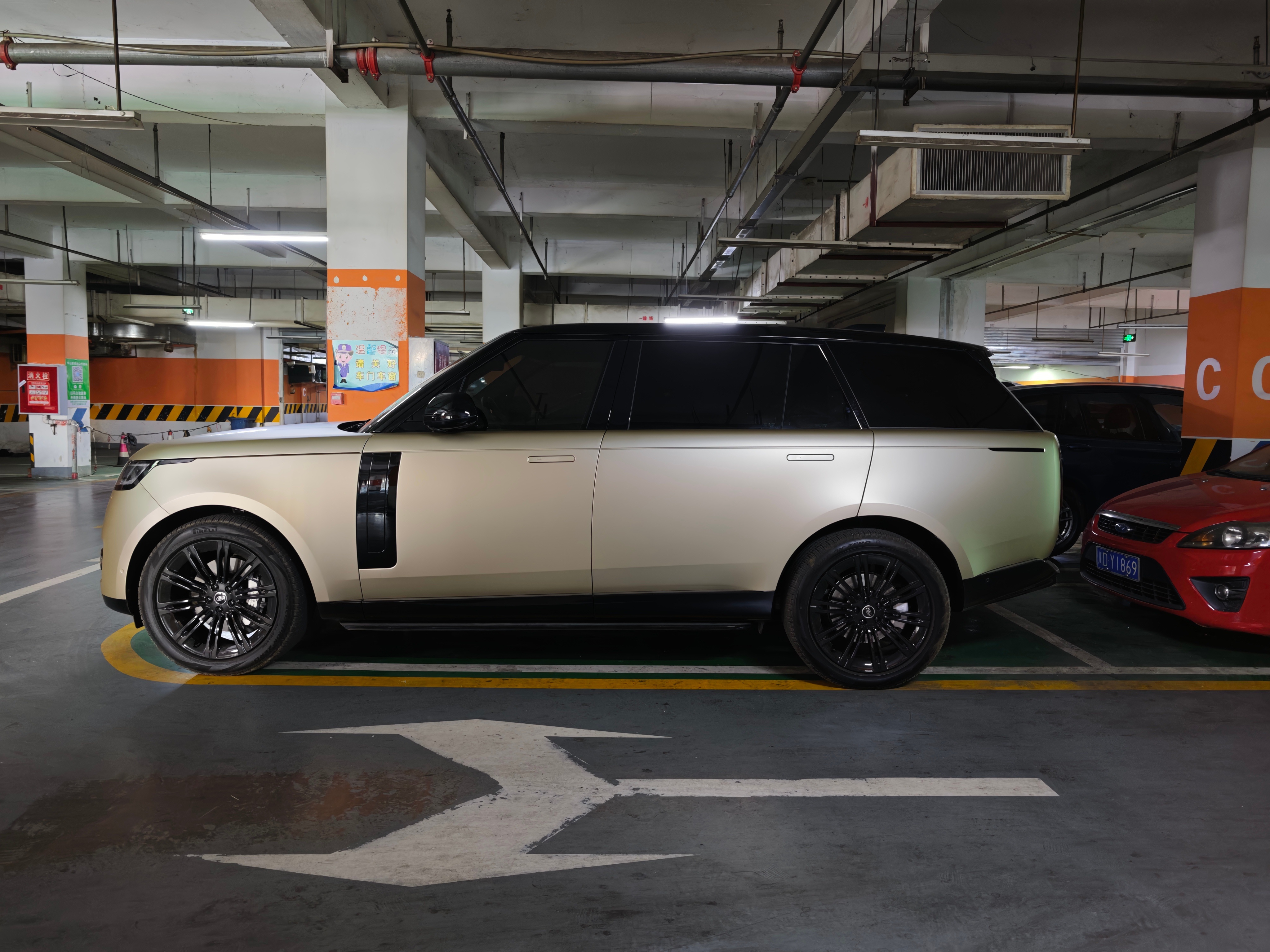 出街的金色大揽胜真的很少见，这车是多少男生的梦想啊？