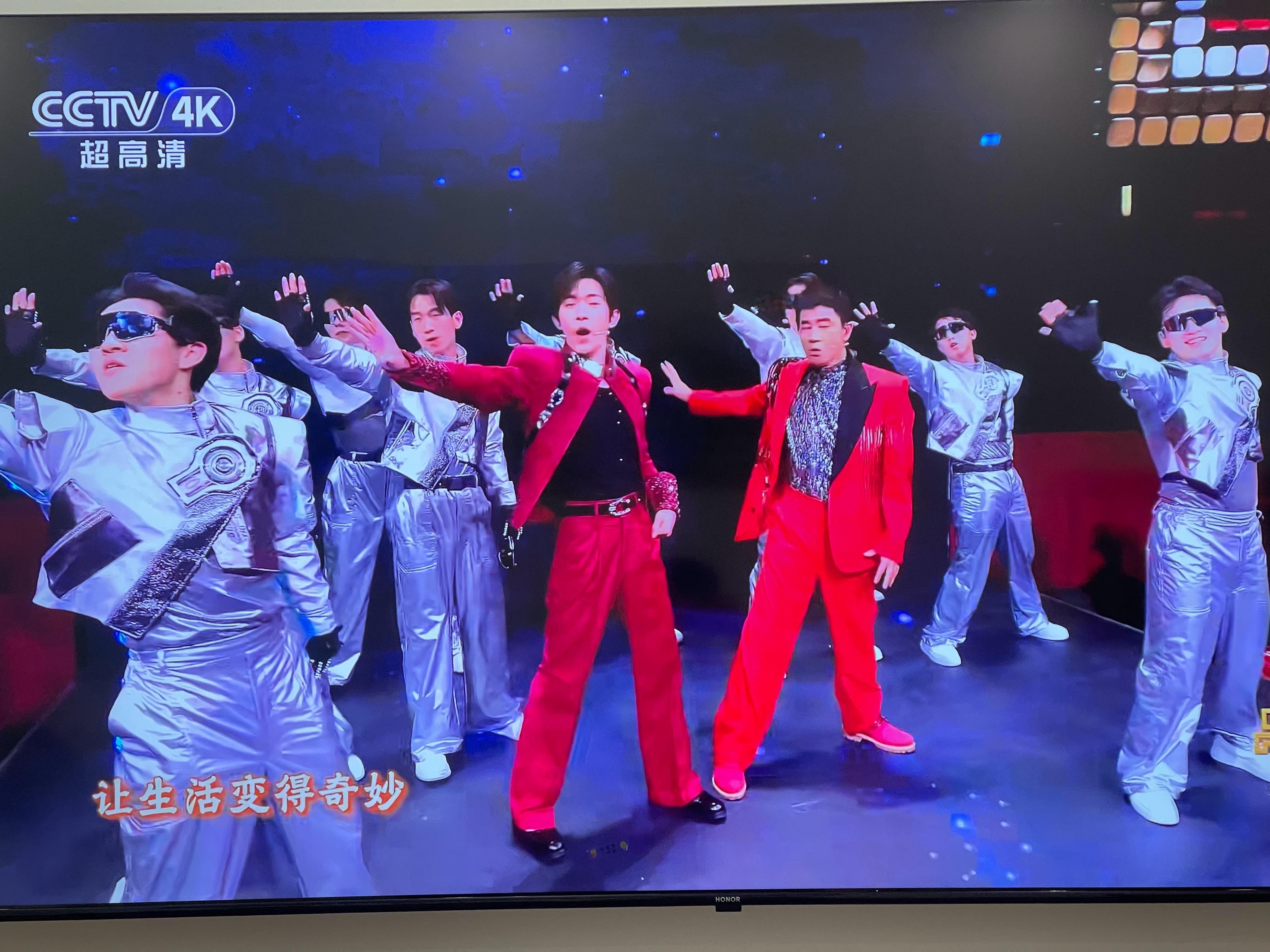 春晚段子大考 千玺和小春哥言承旭的劲歌热舞《智造未来》，既唱出了对未来的憧憬，也