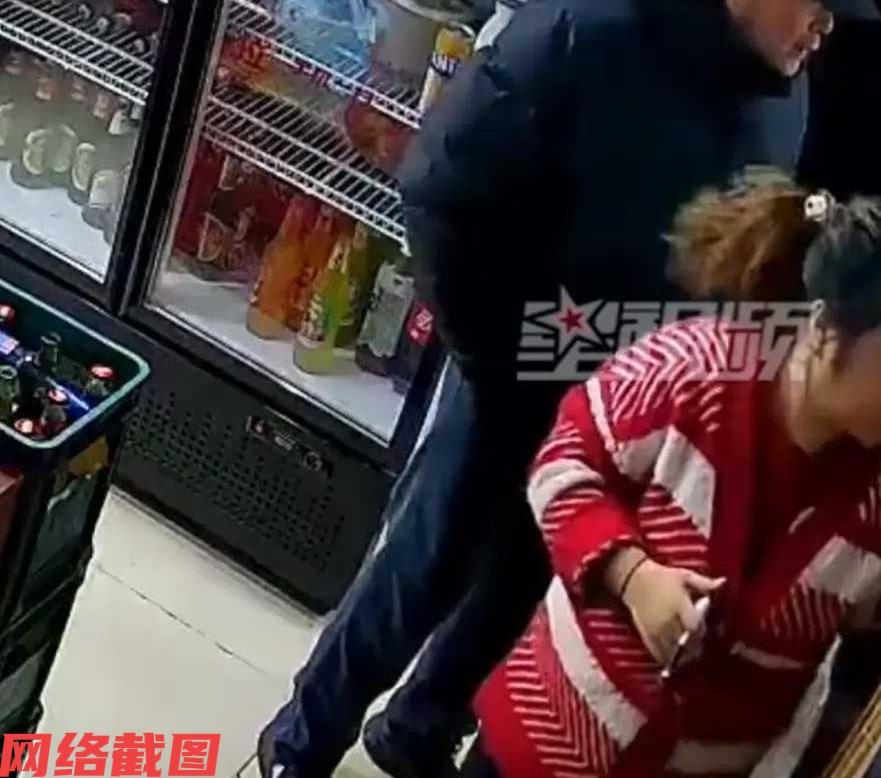 吉林有大爷走进一家小饭店，一来就问老板在哪里，声称少发了两百元，这是怎么一回事。