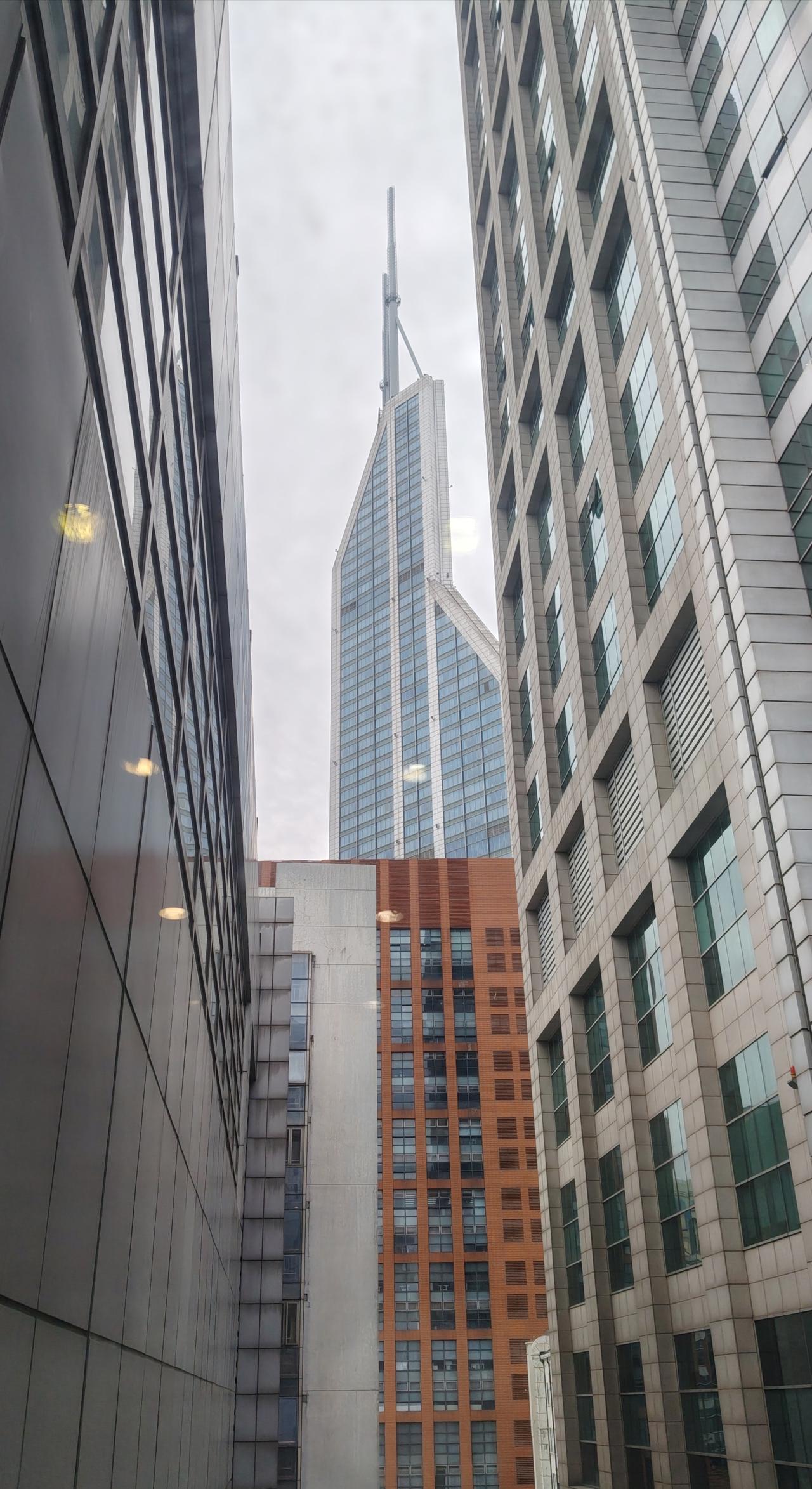 全国的知识分子都应当以易中天为榜样，肩负起启发民智，摒弃愚昧的国民教育重任。只有