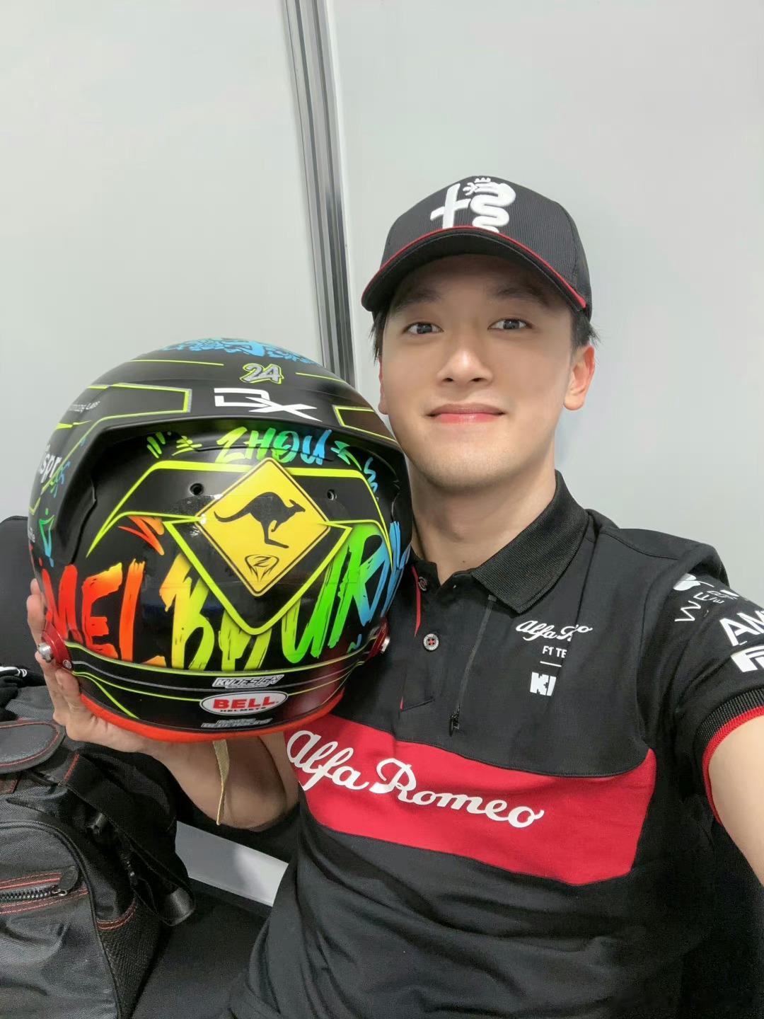 周冠宇老爹名下17个公司，注册资本5.8亿。2017年营业收入共计32亿，倒不是