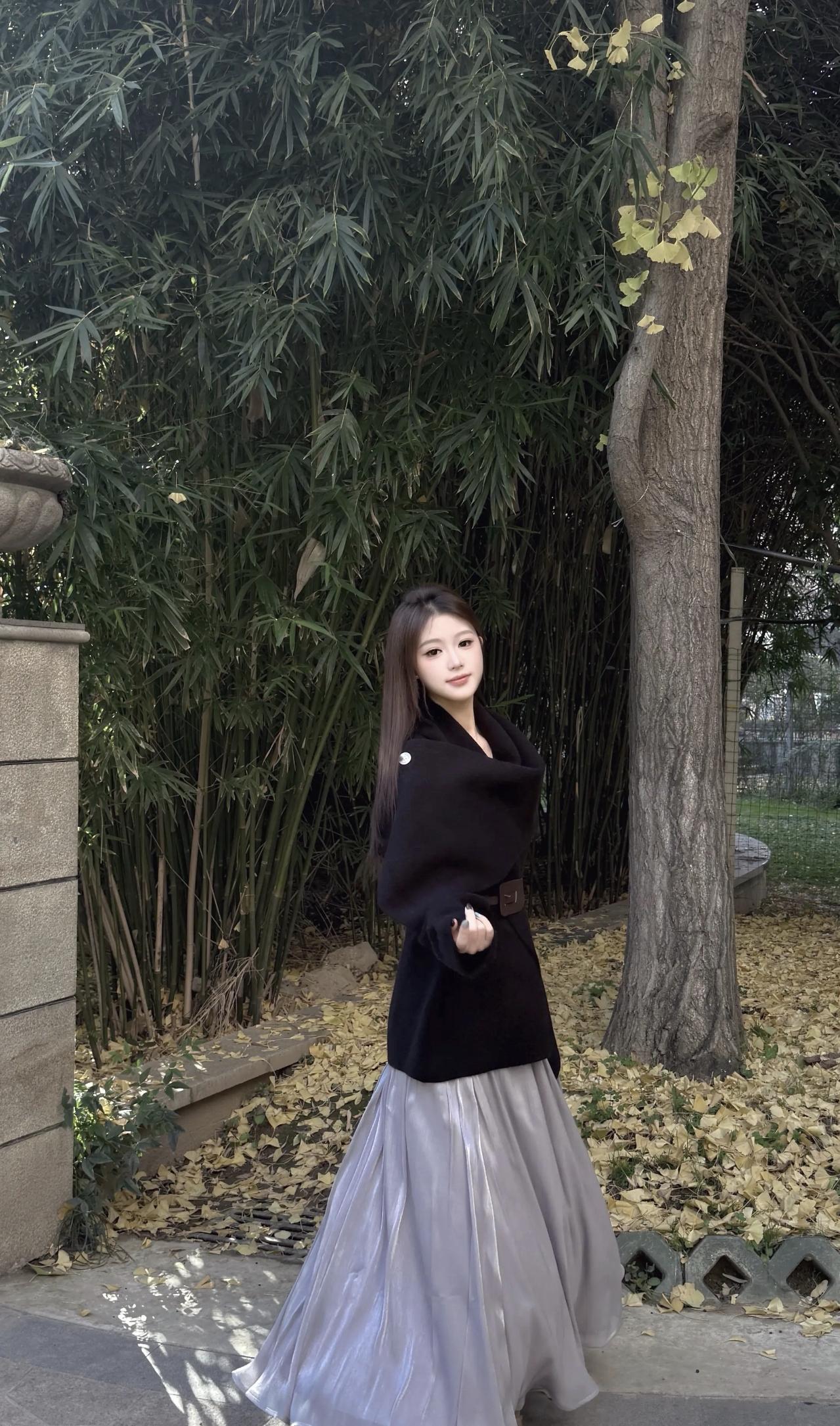 秋光裹在风里，竹影和银杏叶都成了背景板。黑大衣裹着暖意，银裙晃着柔光——今天是和