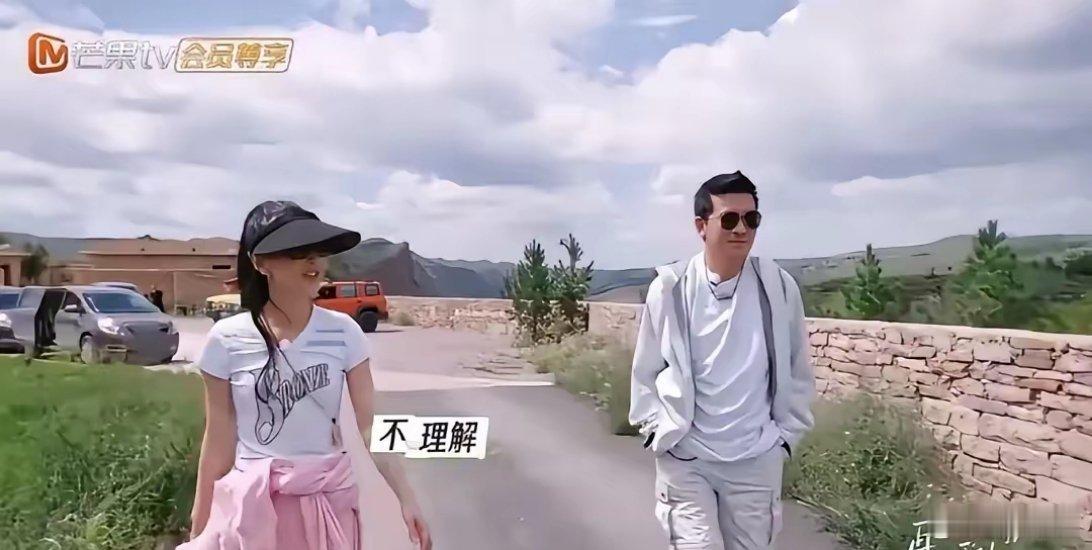 最近我看了一个综艺，里面有黄圣依和扬子。以前我以为黄圣依是在陪着扬子演，后来才发