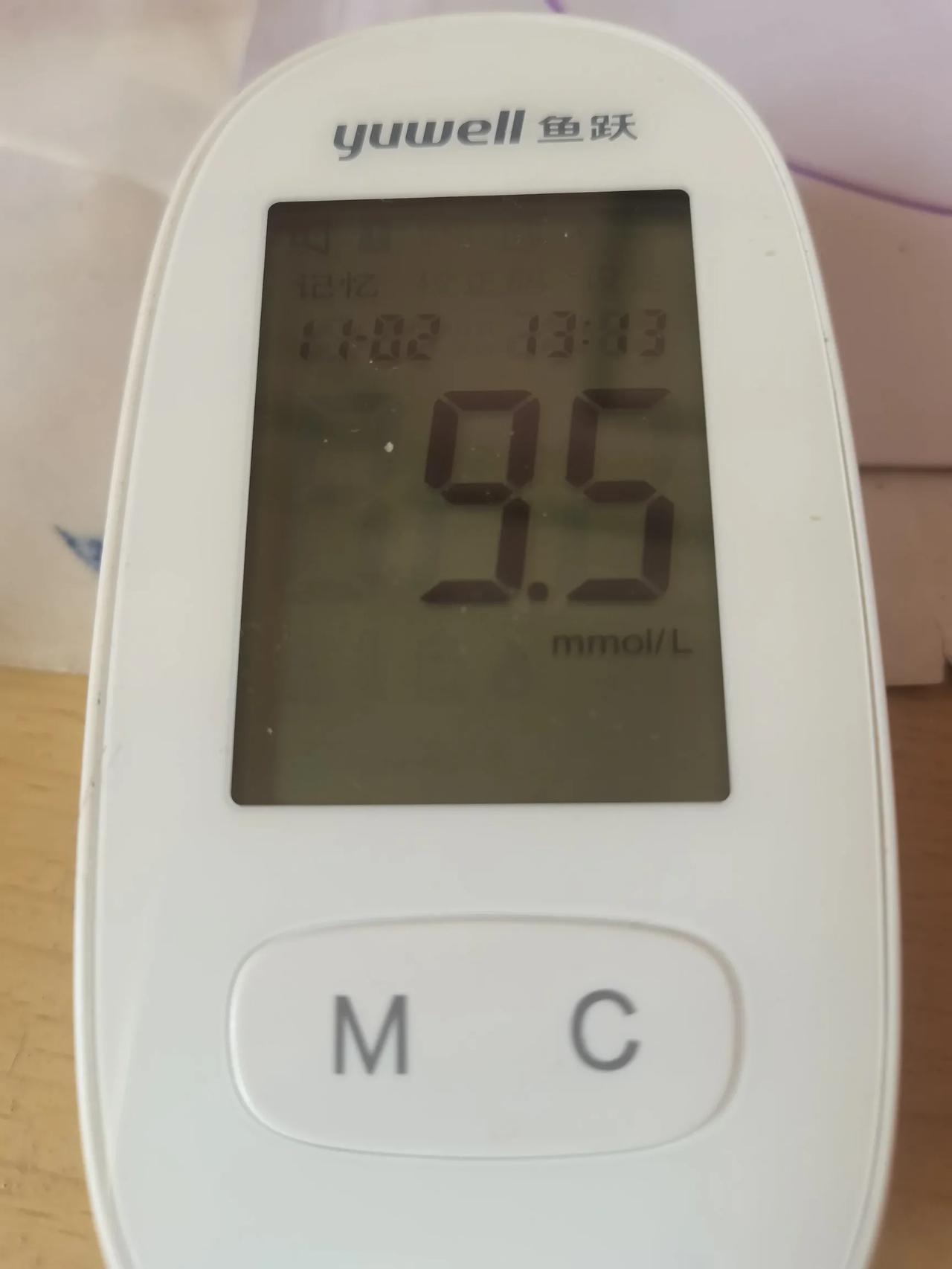 得了糖尿病，关键在于控制血糖的升高和波动。
无论从饮食、运动、监测诸方面，都需要