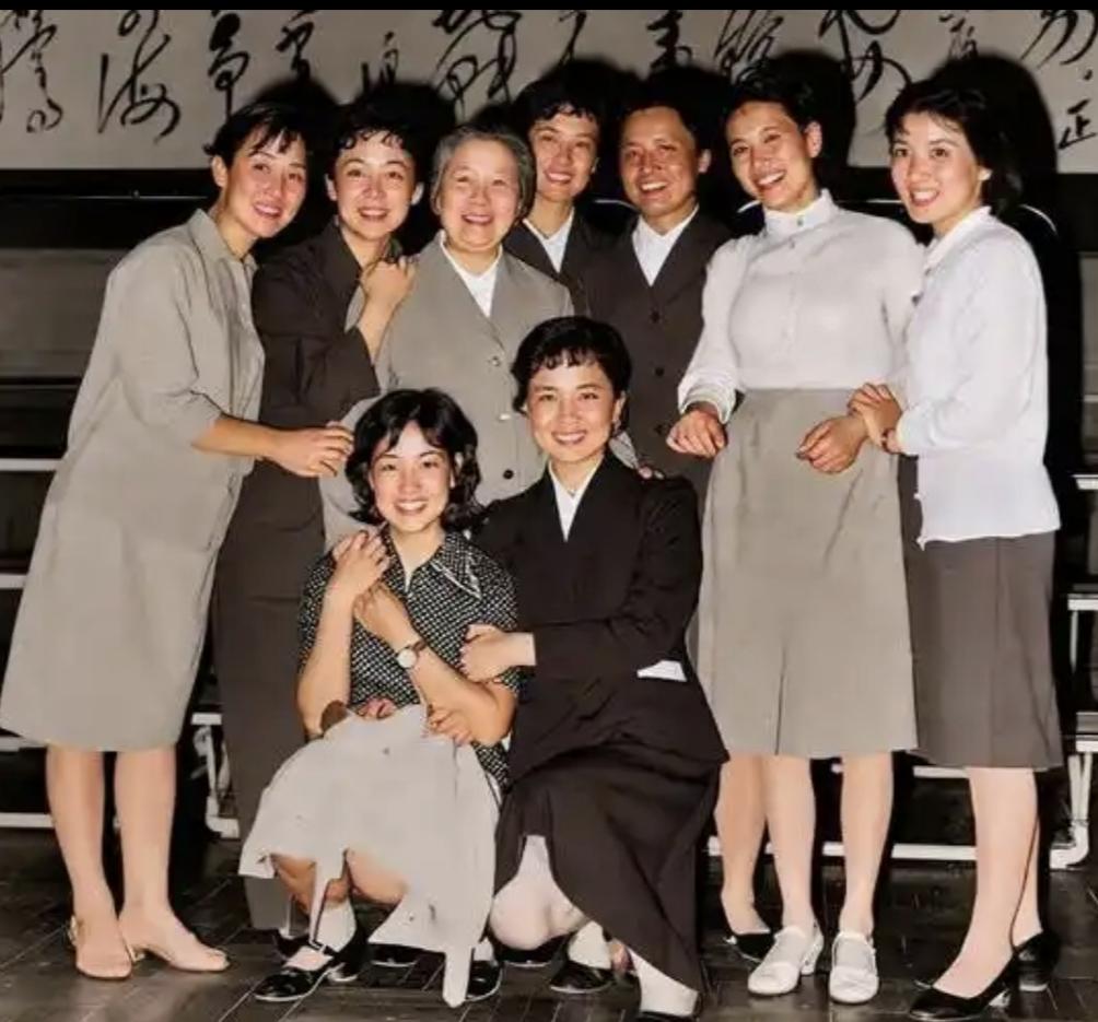 这些演员真幸福，竟然能和邓颖超大姐一起合影。