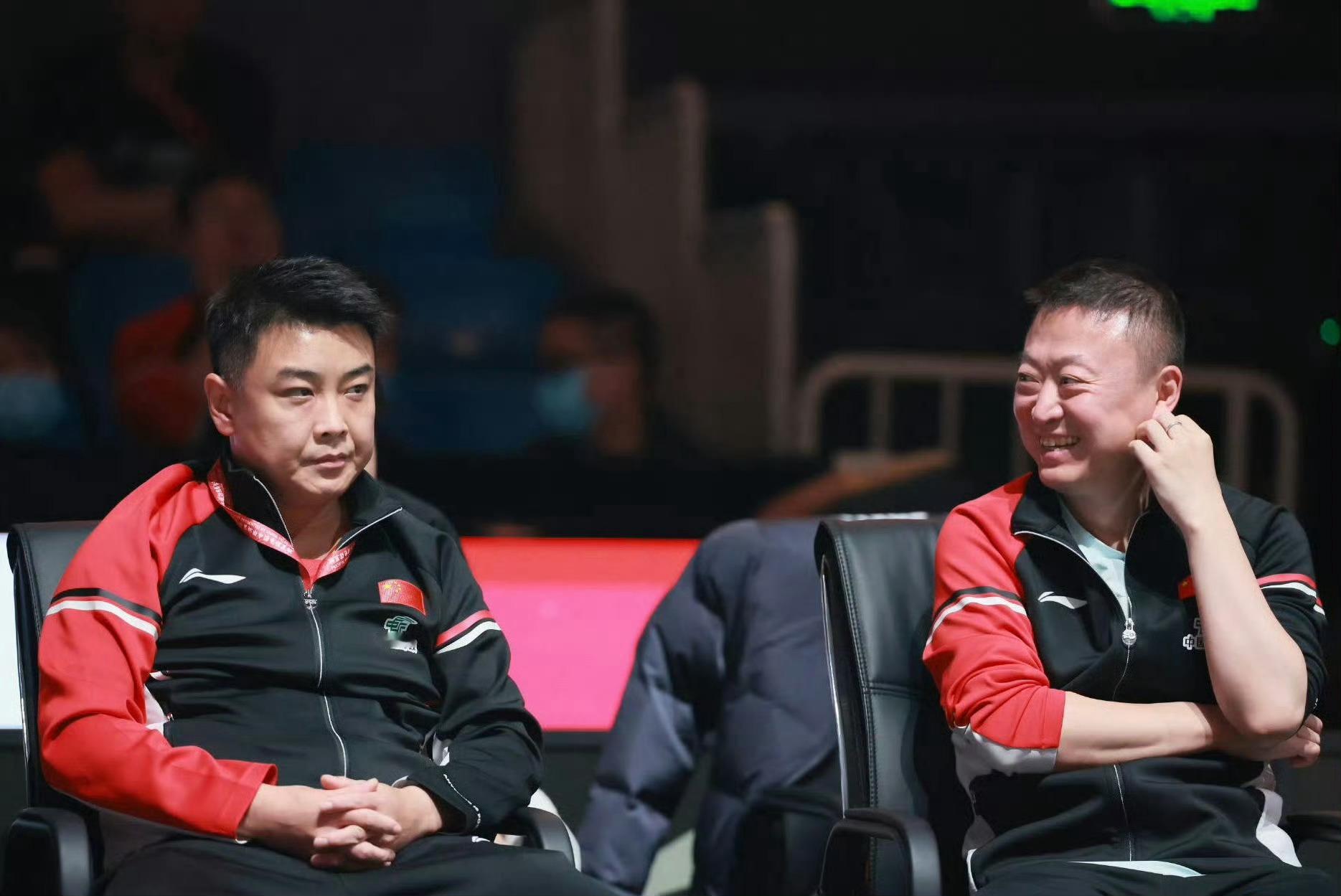 没做脸的厨子比白告看着年轻多了 