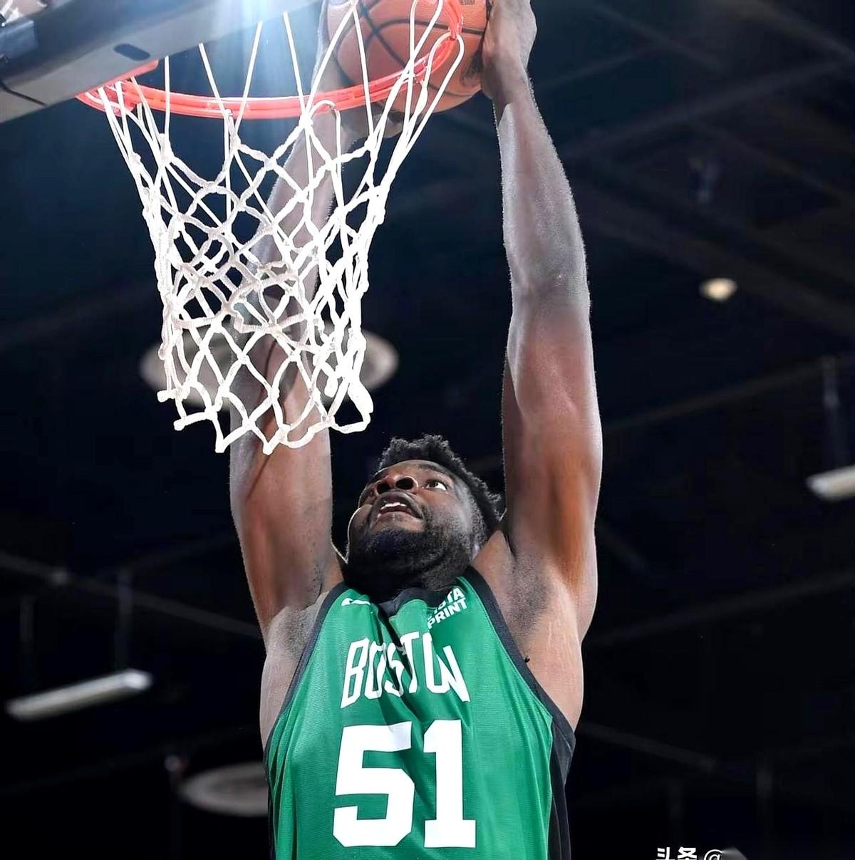 大白边一个人抢了26个板。
我们全队，27个。
就问你这球还怎么打？脸都不要了。