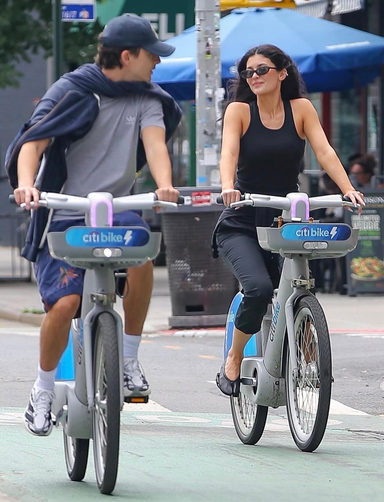 Kylie Jenner和“甜茶”Timothée Chalamet在纽约街头一