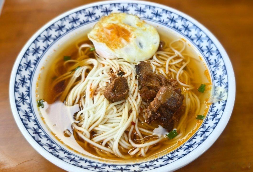 感受一下四川服务25块的牛肉面，有肉有面[doge] ​​​