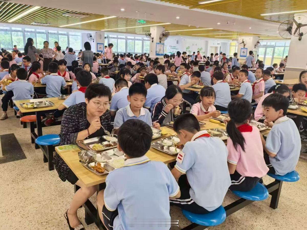 【放鱼、开校门全安排！宁波多校把学生金点子变实事 】宁波多所学校搭建校长直通车、