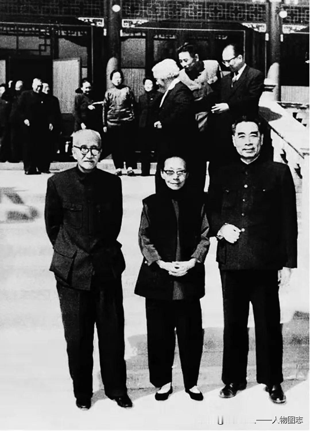 1961年，周总理祝贺章士钊馆长80寿辰时与章士钊及夫人合影