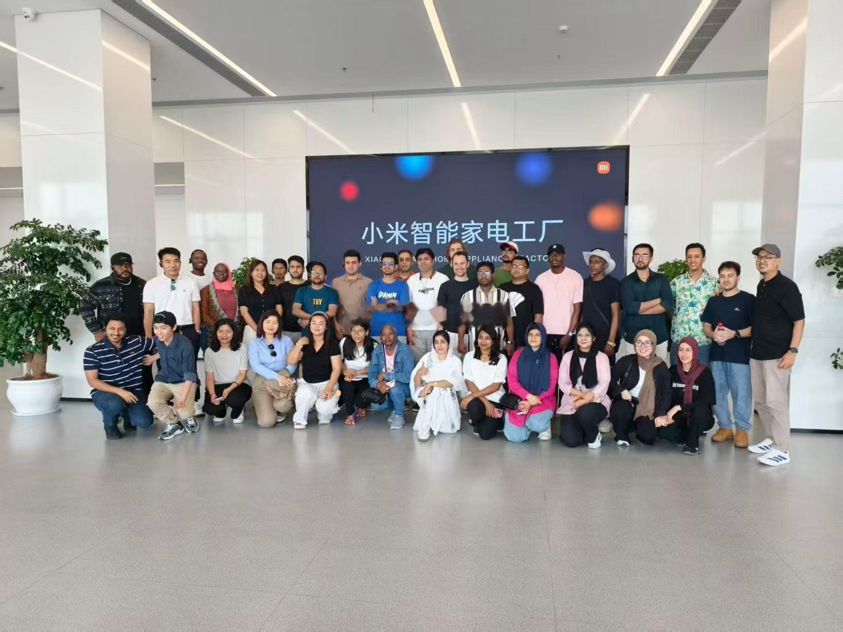这么多老外参观啊