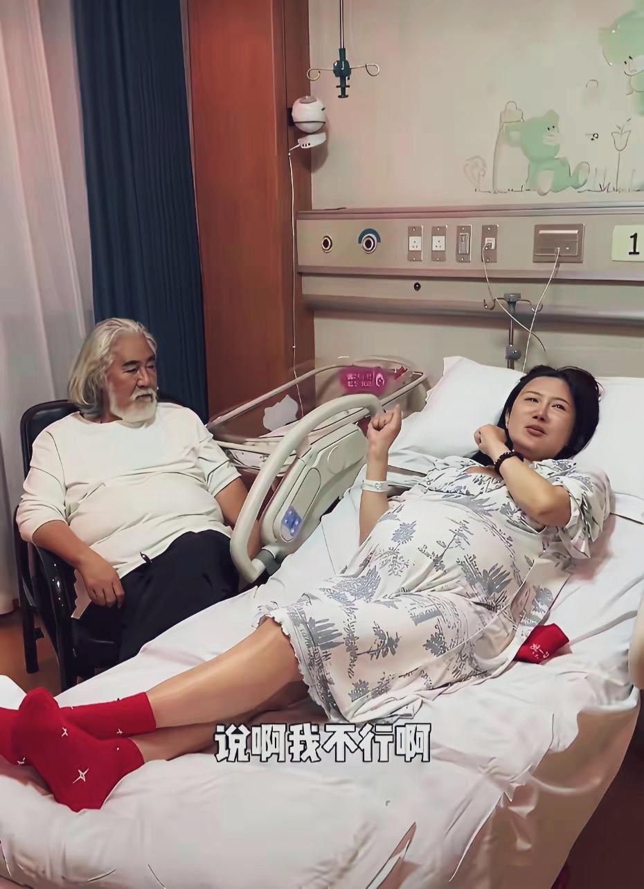 杜星霖四胎待产。
 张纪中守在病床边，一边安抚妻子情绪，牵手给予力量，一同期待“