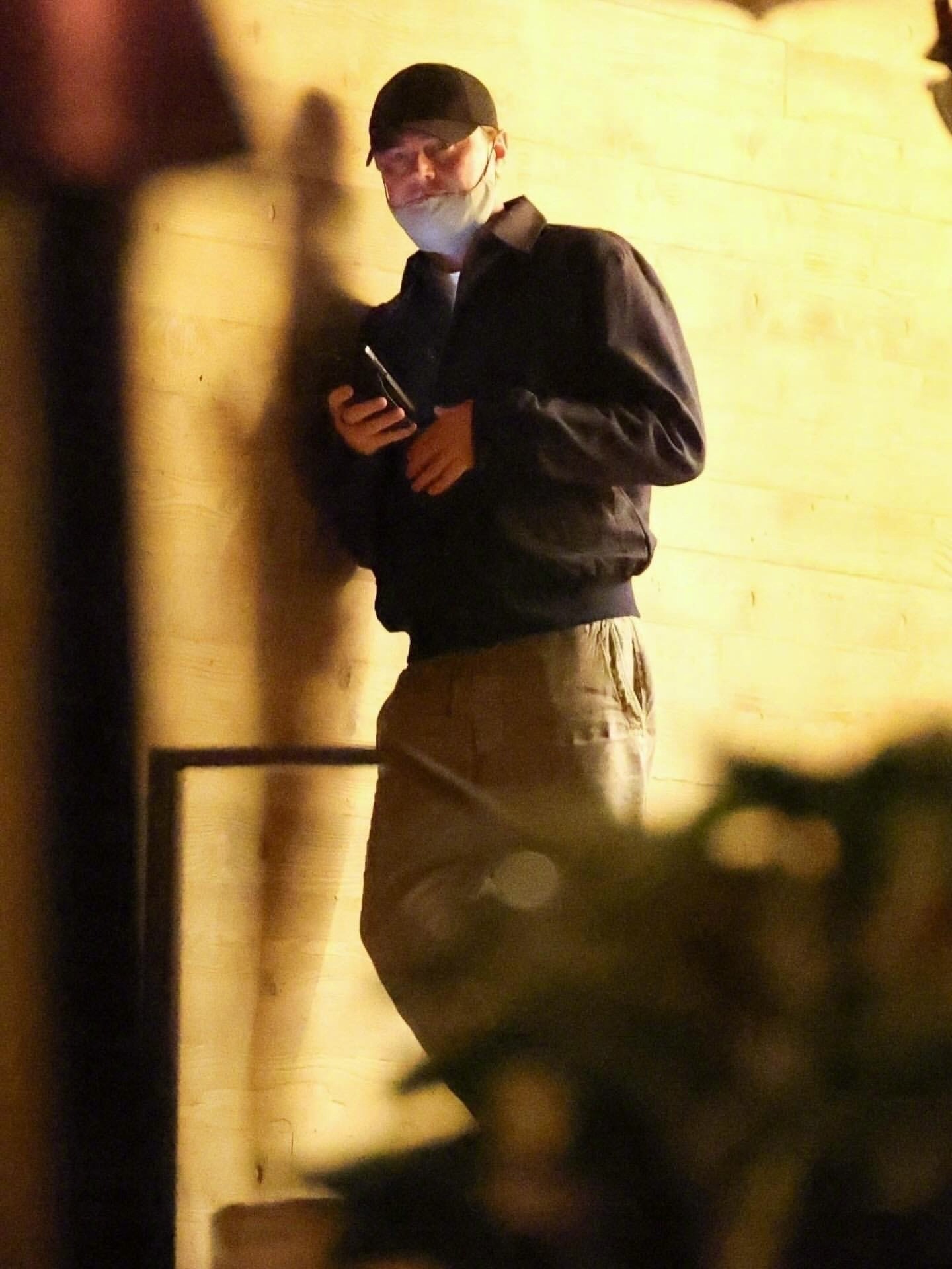 八媒：莱昂纳多·迪卡普里奥和挚爱托比·马奎尔在马里布的Nobu餐厅共度感恩节。莱