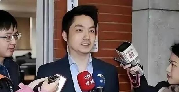 ““你连中国人都不认，凭啥张罗把两蒋灵柩迁回大陆？” 记者一句话，蒋万安当场愣住